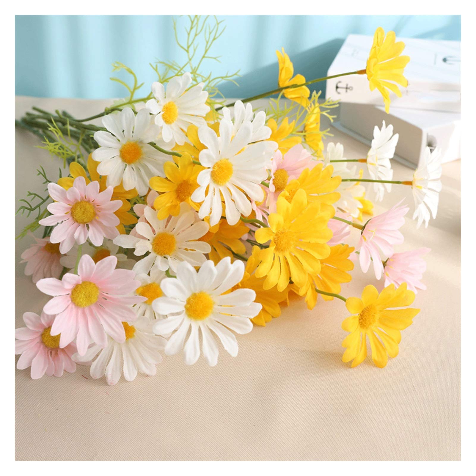 Künstliche Blumen und Vase, Elegante Sträuße aus künstlichen Seidenblumen mit Keramik für die Tischdekoration im Wohnzimmer