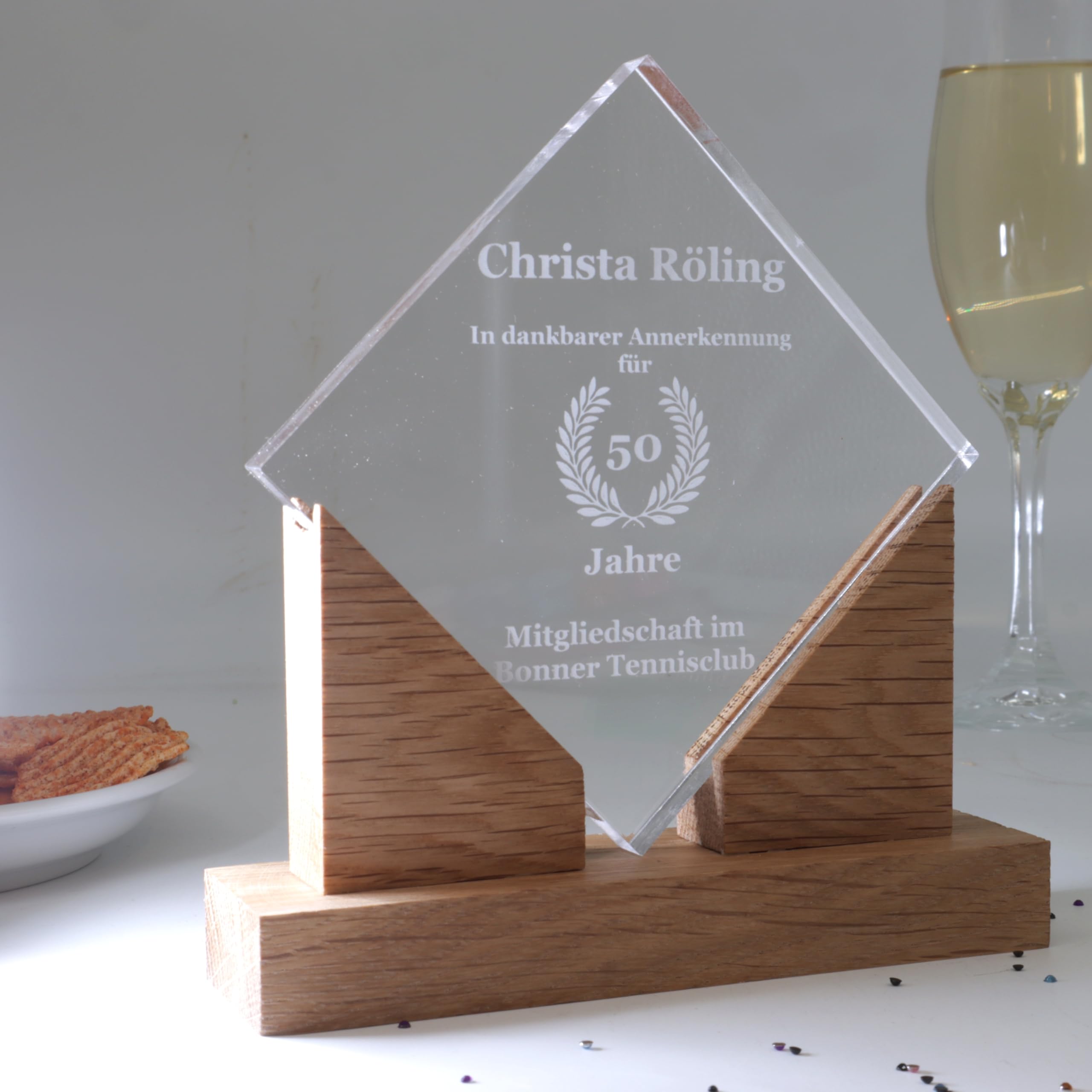 Pila Stone Moderner Acryl Award mit Holzsockel – personalisierbar & hochwertig, Acrylglas mit Eichenholz, Repräsentativ moderner Pokal der Extraklasse