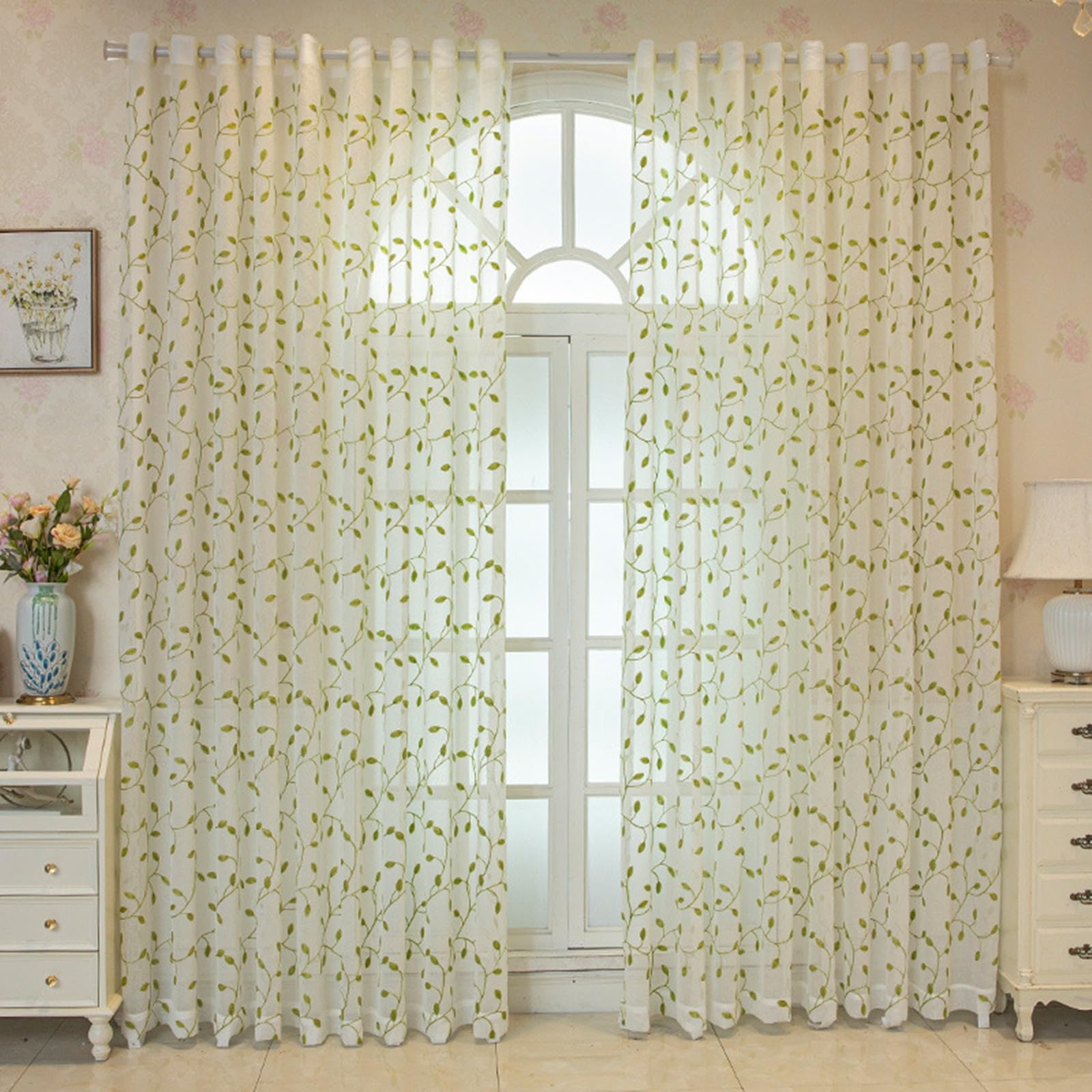 Voilage beige vert anti-regards indiscrets pour retrouver l'intimité d'un salon lumineux