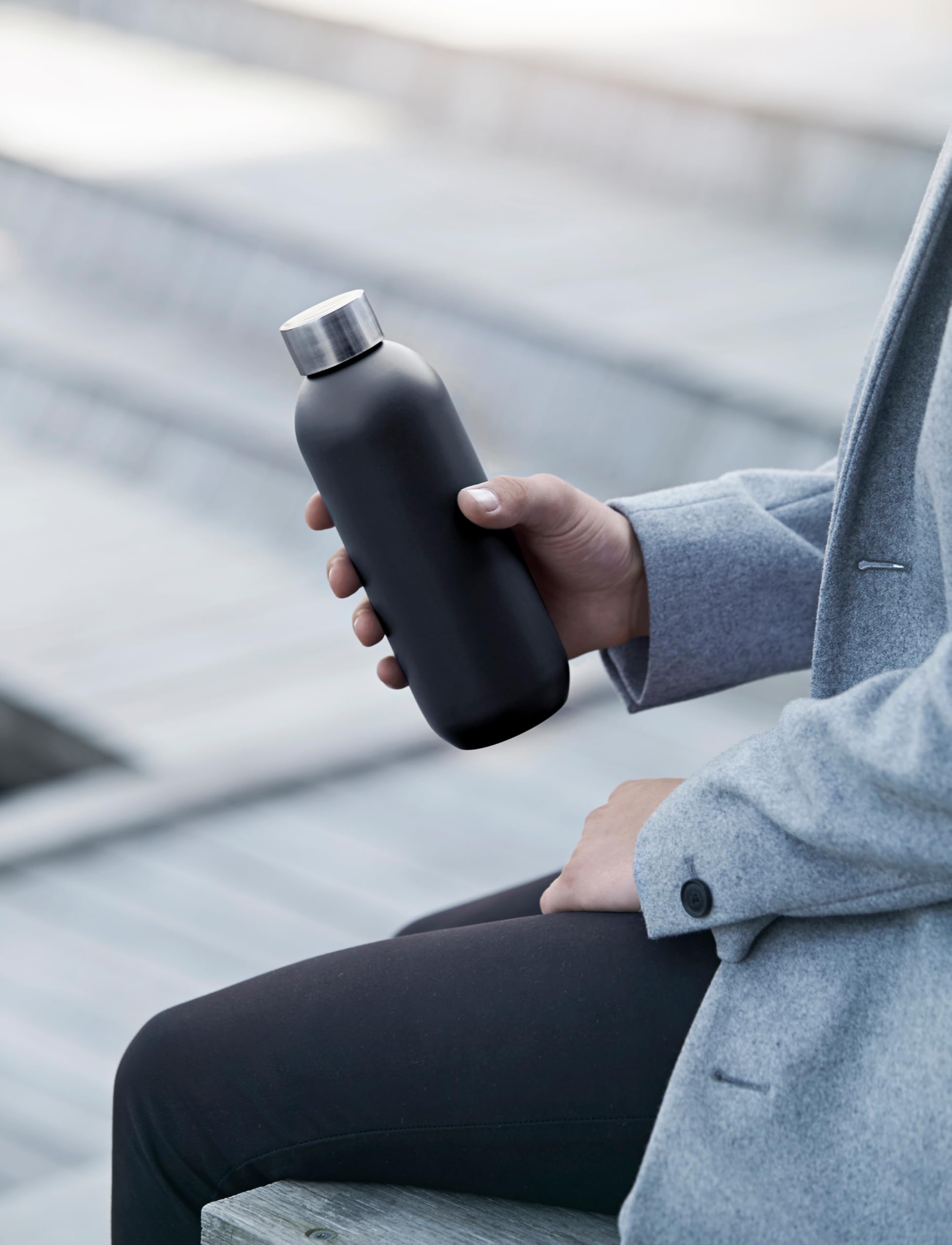 Stelton Thermosflasche Keep Cool - Thermo-Trinkflasche - Doppelwandige Isolierkanne - Moderner Design-Thermobecher für Wasser, heiße & kalte Getränke, Kaffee, Tee - 0,6 Liter, Schwarz