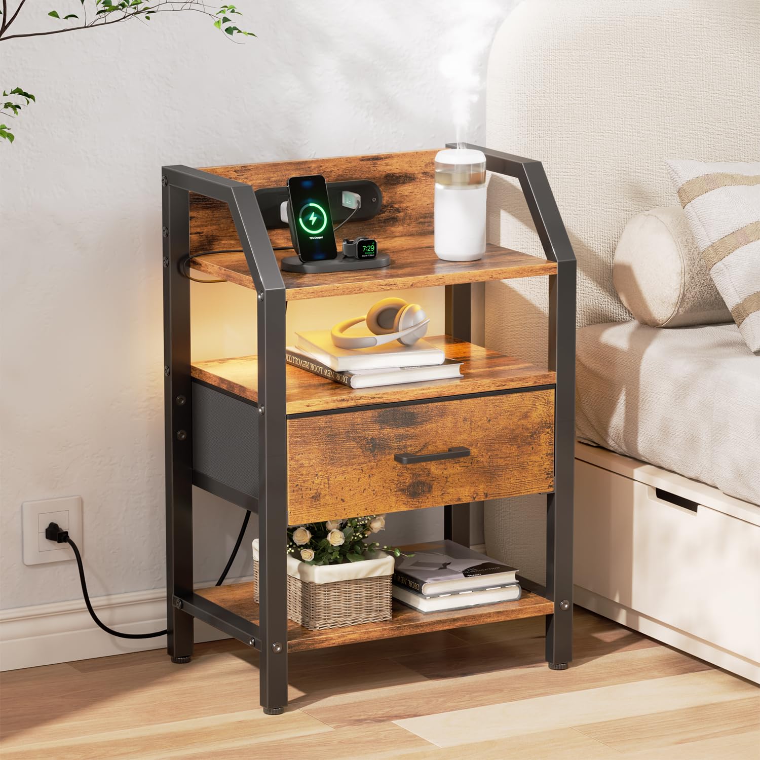 HLDIRECT Comodino con stazione di ricarica, comodino a LED con cassetto in tessuto e ripiani portaoggetti, comodino con porte USB e prese per camera da letto, tavolino per soggiorno (marrone rustico)