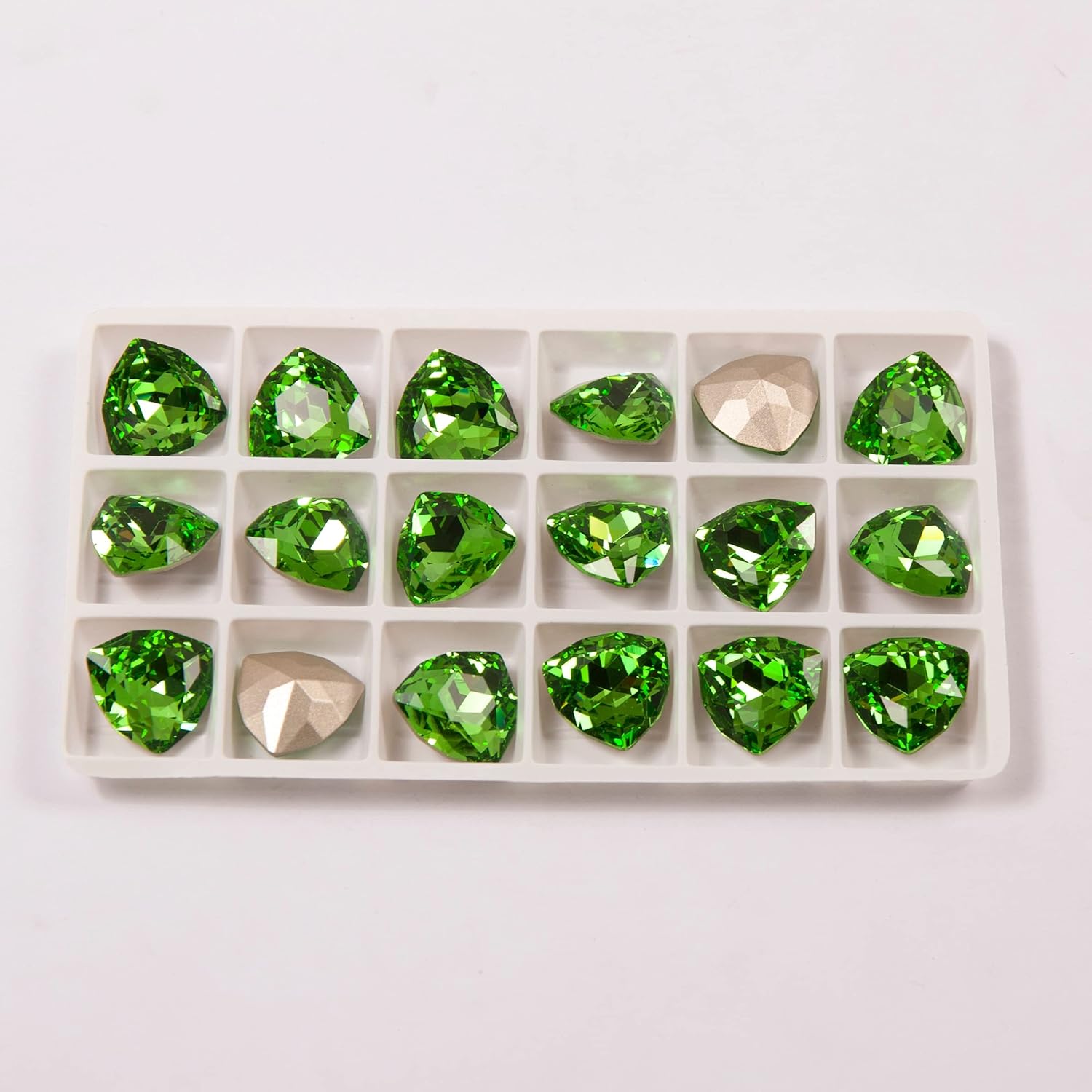 Best Rhinestones Trilliant Shape Peridot Color Glitter Glass 3D Jewelry Nail Charms for Nail Art Decorations