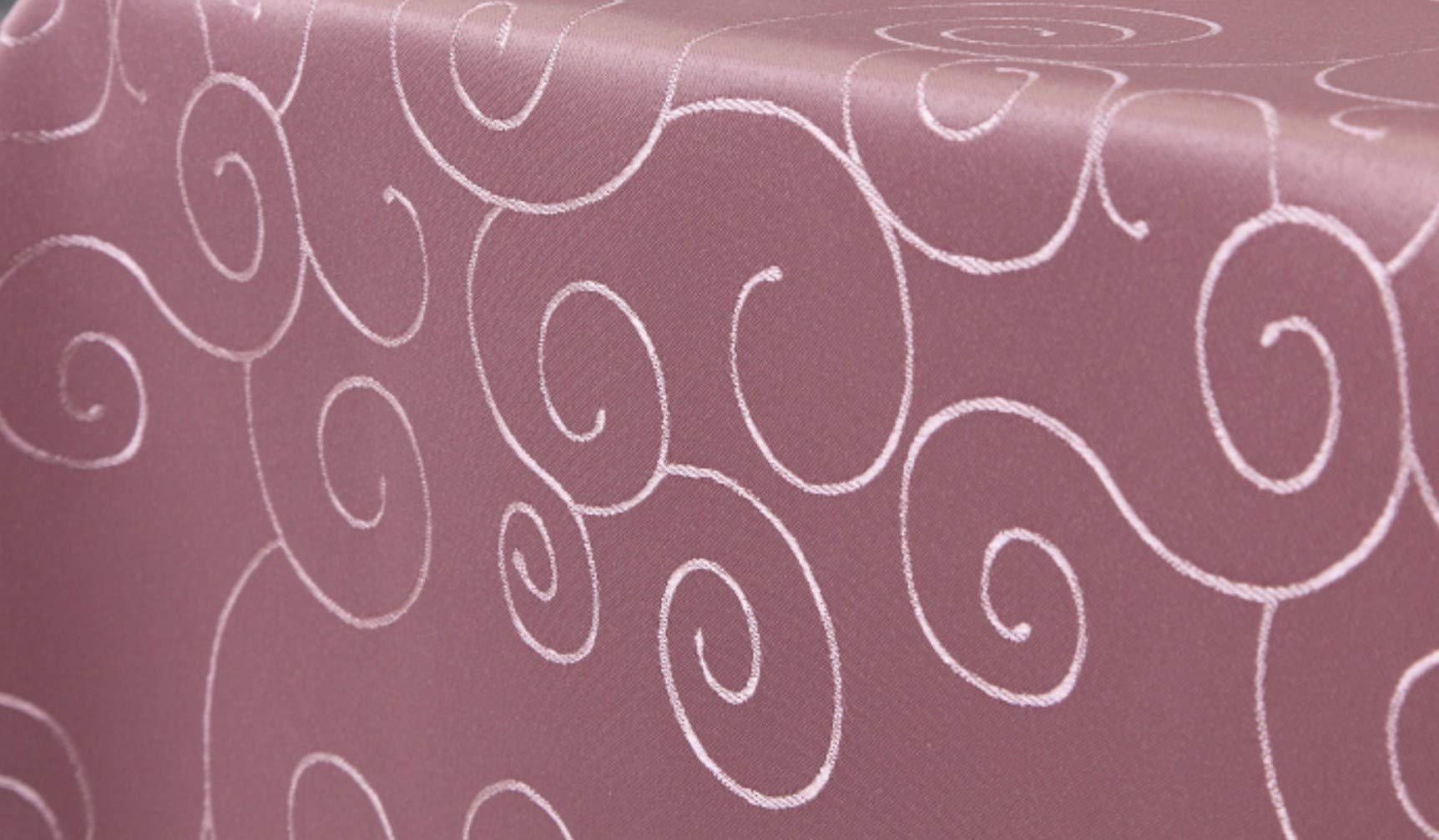 Nappe de table damassée rosa pour créer une ambiance chaleureuse lors de vos repas