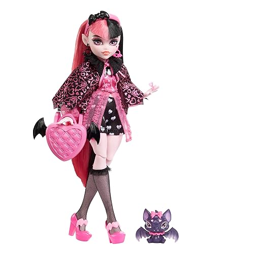 Immagine del prodotto Monster High - Draculaura, bambola con accessori e cucciolo di pipistrello, snodata e alla moda con capelli rosa e neri, Giocattolo per Bambini 4+ Anni, HHK51