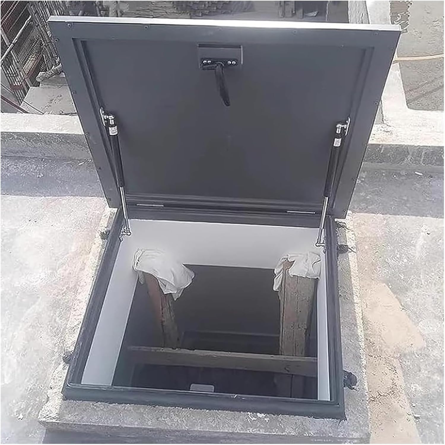 VUIKLCty Metal Attic Skylight Cover, Roof Hatch Cover, 90 ° Rotating Handle Lock, Manhole/cellar Exit Cover(95 * 95cm)