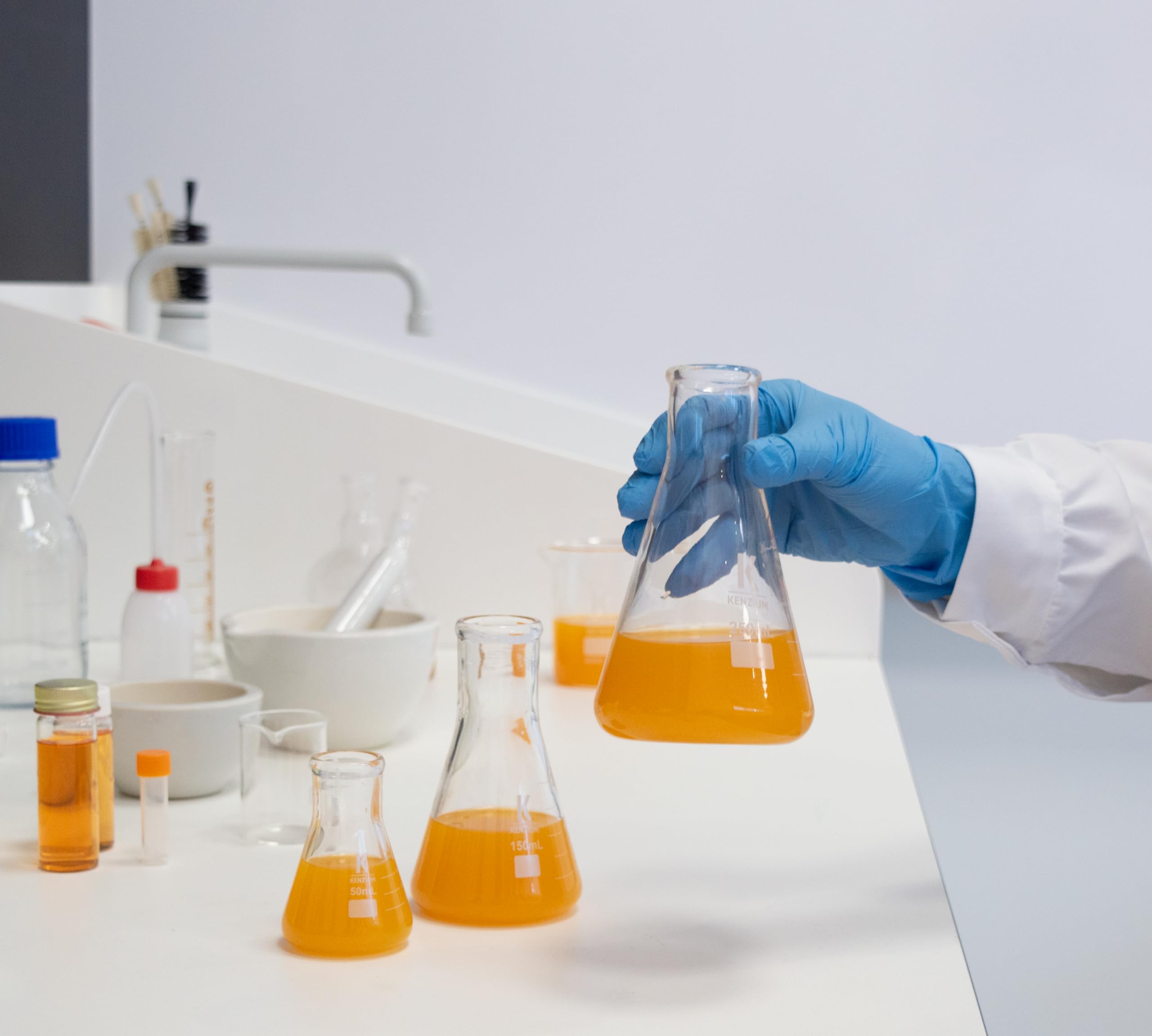 KENZIUM - Pack 3 x Beuta Erlenmeyer | Formati: 150, 250 e 500 ml | Vetro Borosilicato 3.3 | Graduazione Stampata | Collo Stretto | Ideale Laboratorio, Scuola