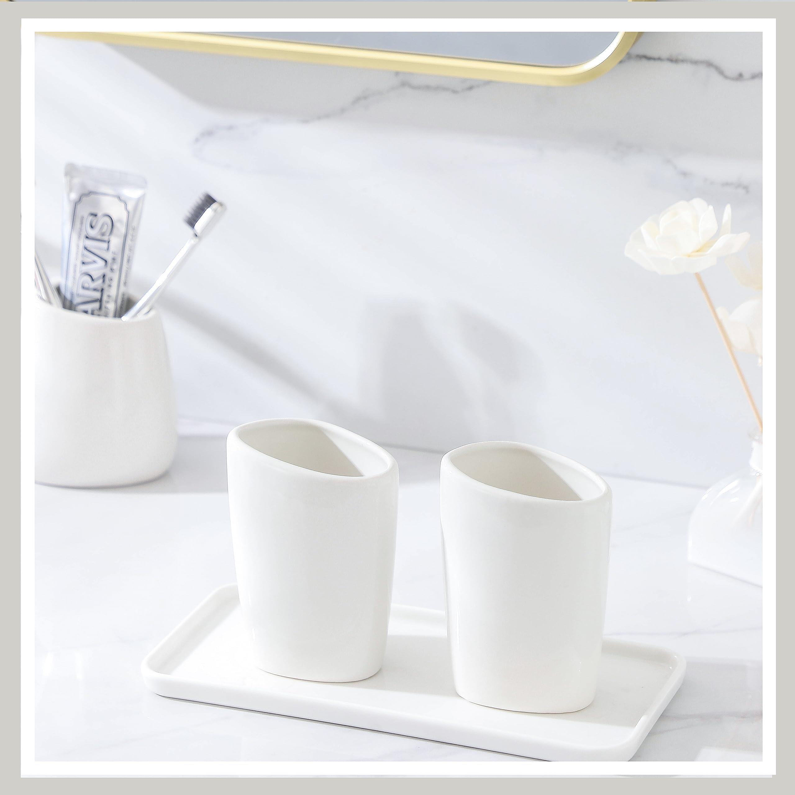 Keramik-Badezimmer-Zubehör-Set, 7-teiliges Arbeitsplattenzubehör, inklusive Seifenspender, Zahnbürstenhalter, 2 Becherbecher, Seifenschale, Kunststoff-Schminktablett, Qtip Halter (weiß)