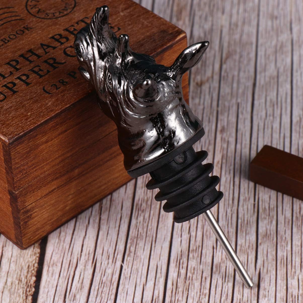 Cabilock Metal Wine Pourer Rhino Head Wine Aerator Pourer Wine Saver Pourer Lion Head Wine Bottle Pourer Metal Wine Bottle Stopper Champagne Vacuum Sealed Dust Caps Black