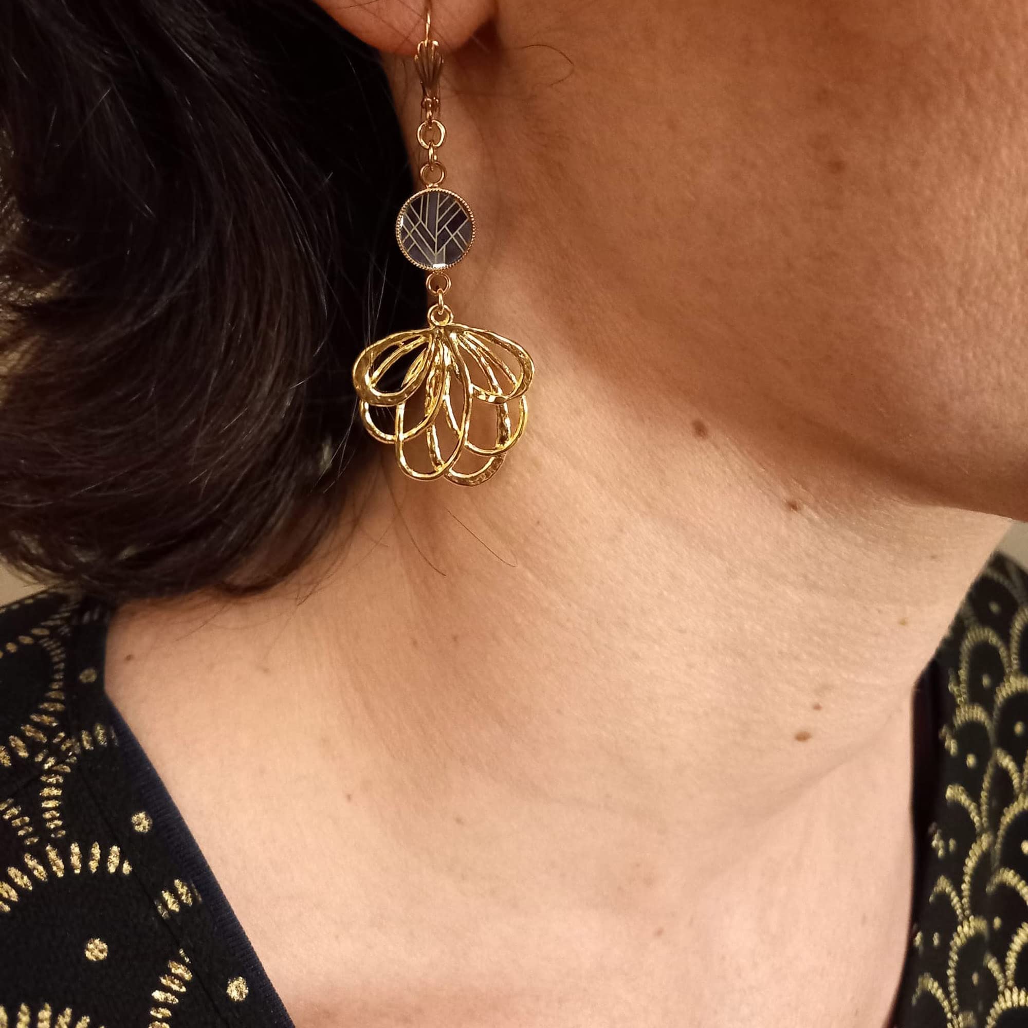 Pendientes Art deco abanico flor oro resina gris negro