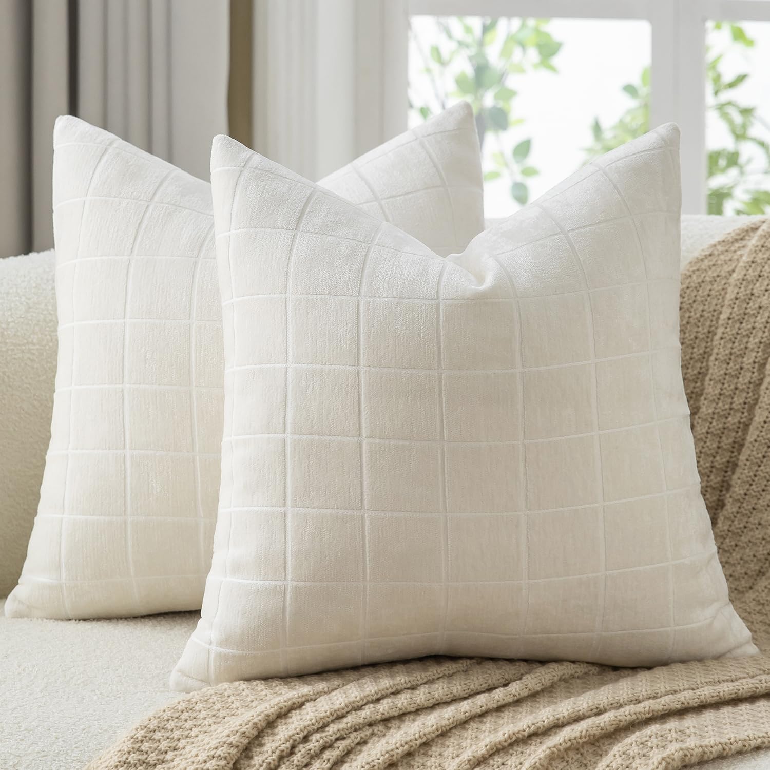Mandioo Pack of 2 Chenille Check Cushion covers 50x50cm 20x20 Inch Vintage Plaid Decorative Pillow Covers Soft Velvet Backing Throw Pillow cases Farmhouse Sofa Couch Bed Living Room CreamWhite