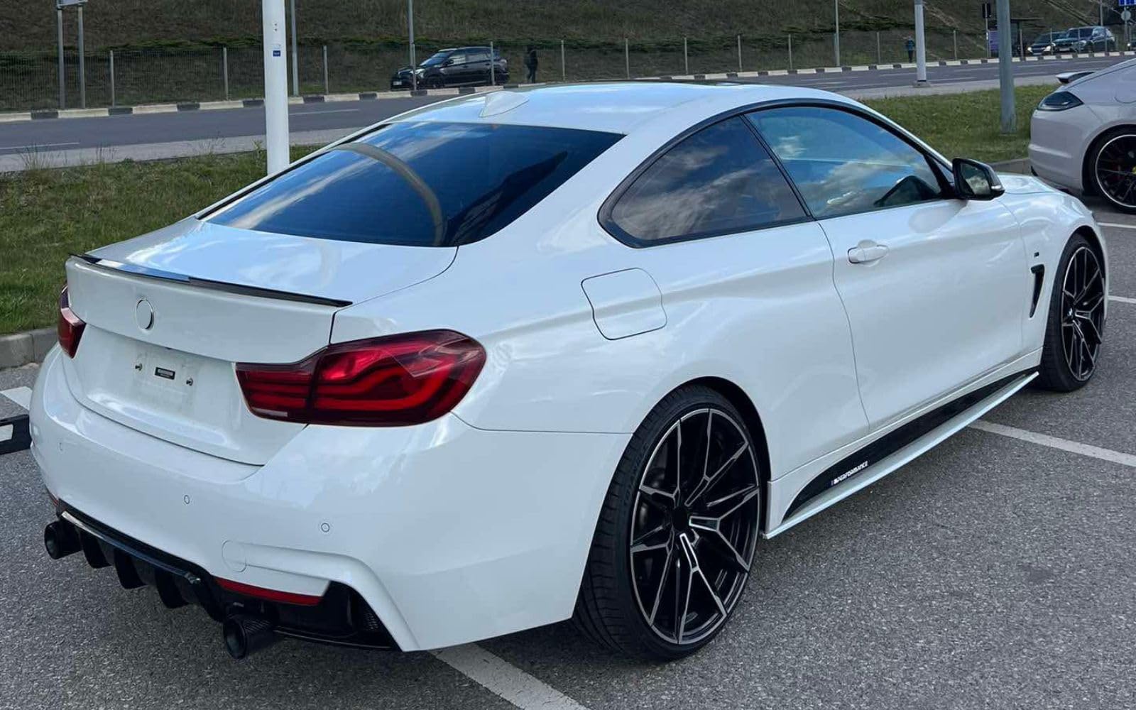 MpTuned BMW F32 F33 F36 Diffusor schwarz glänzend für BMW 4er 2014–2019 435i, 440i, 435d, 440d, Heckdiffusor