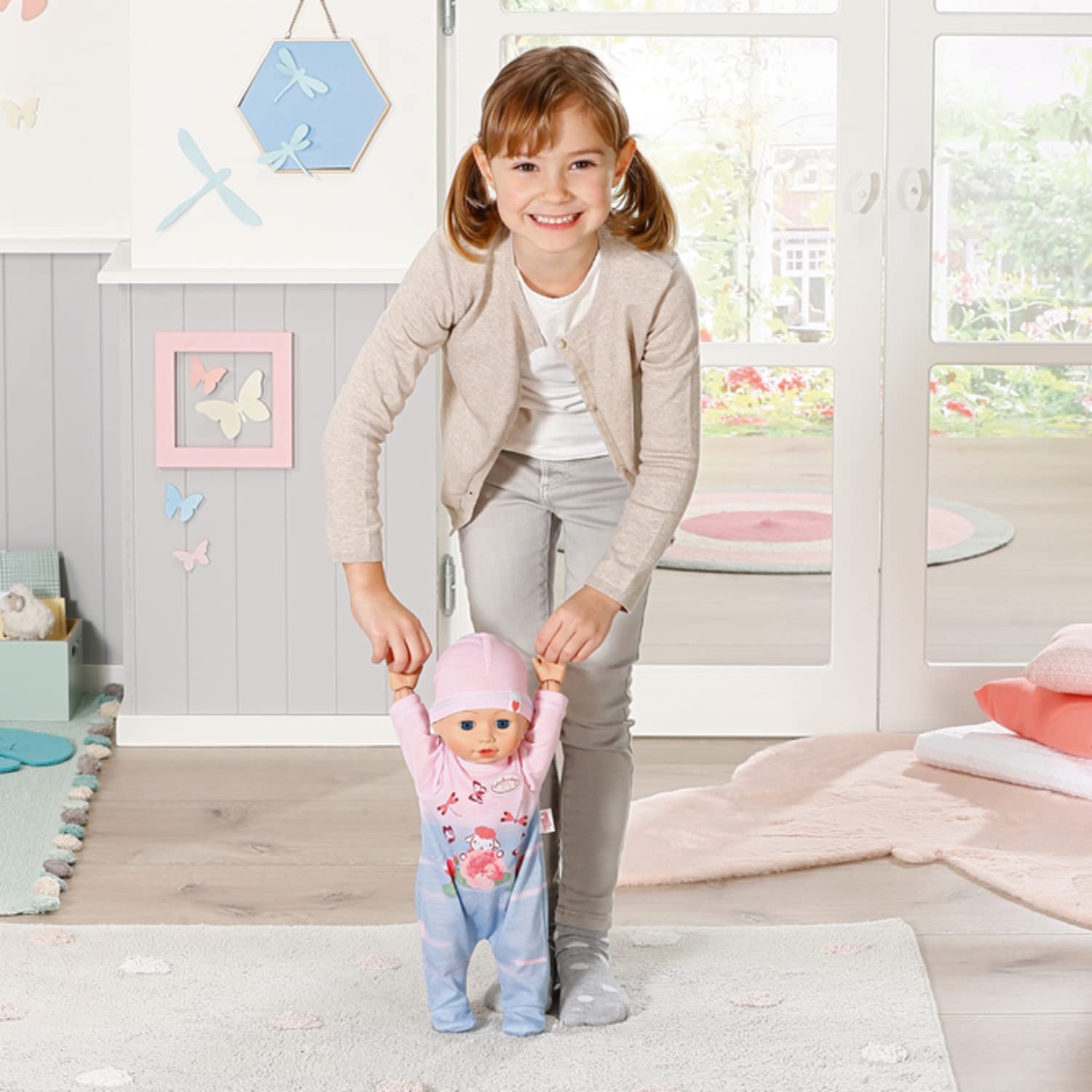 Baby Annabell Lilly lernt laufen, 43cm große Puppe mit Krabbel- und Lauffunktion, 706688 Zapf Creation
