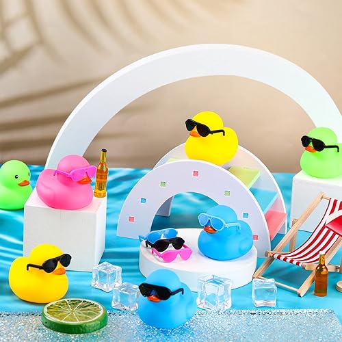 Miniatura 4 de 12 patos de goma con 12 lentes de sol, sombreros, gorros, bufanda, mini patos de goma para el día de San Valentín, juguetes de bañera a granel,