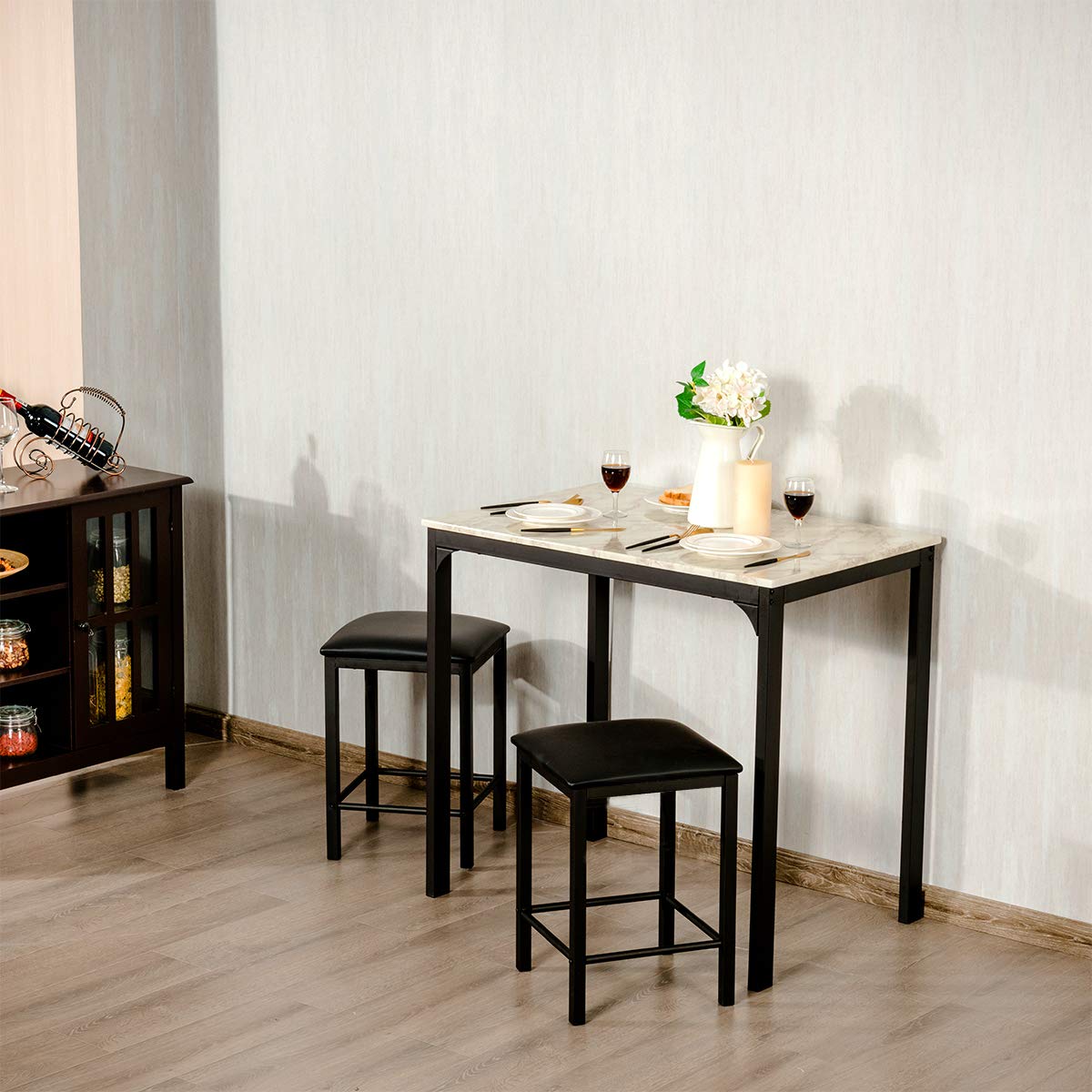 GIANTEX Tavolo alto da cucina e 2 sgabelli, set di 3 pezzi di sala da pranzo per 2 persone, tavolo bar cucina moderno e compatto in finitura finto marmo, mangia in piedi per bistrò, soggiorno (bianco)