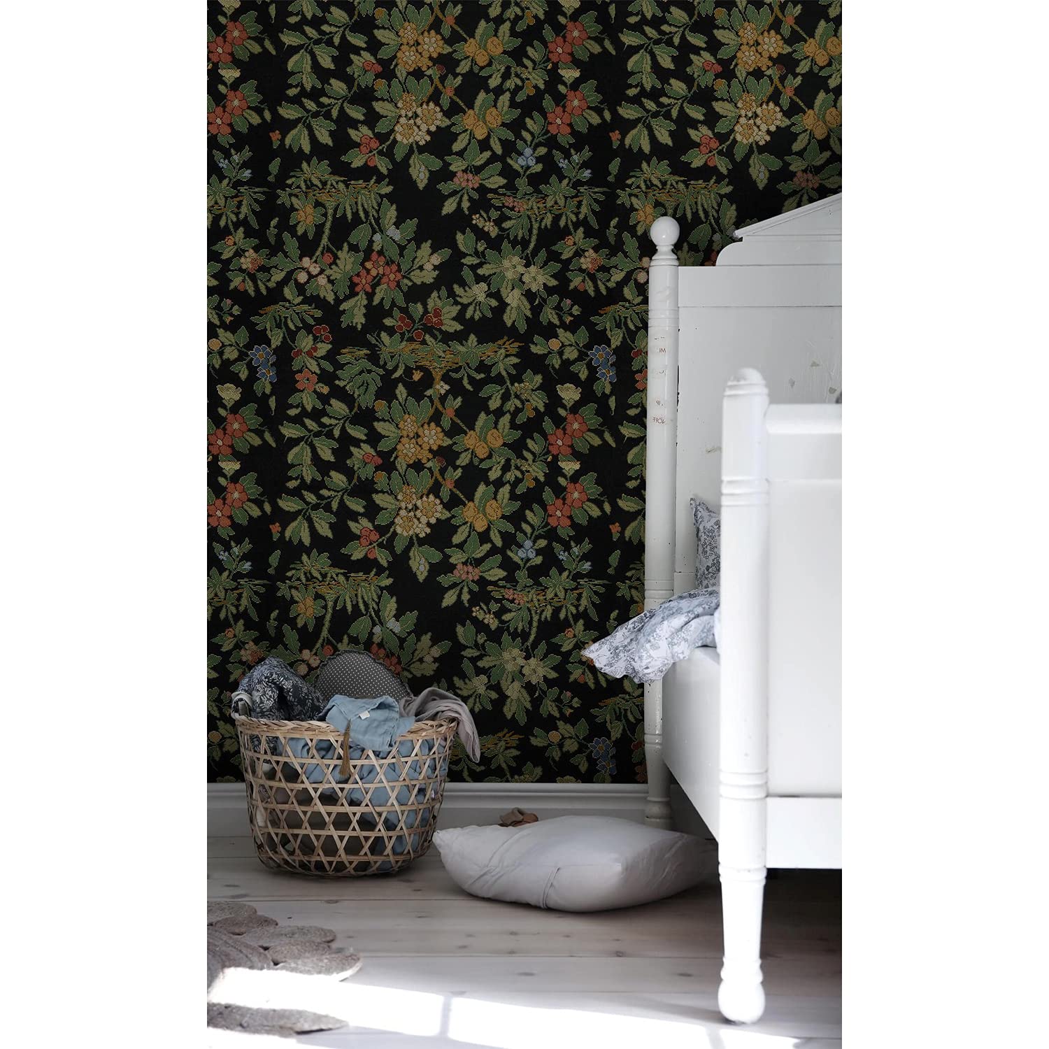 Papier peint fleurs brodées pour rénover meuble abîmé et mur salon