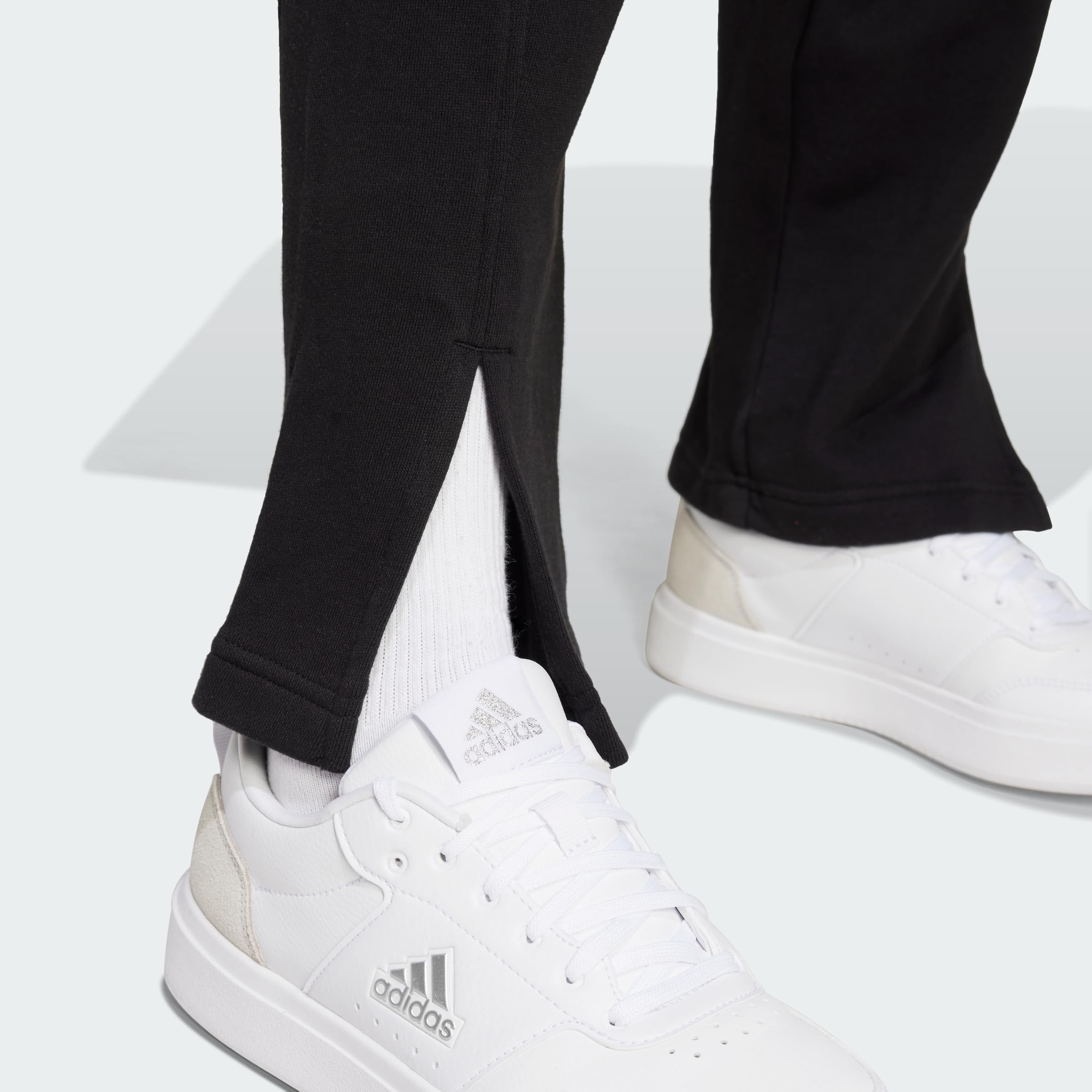 Adidas - Signature Graphic Embroidery French Terry Straight Leg Pant, Pantaloni Donna