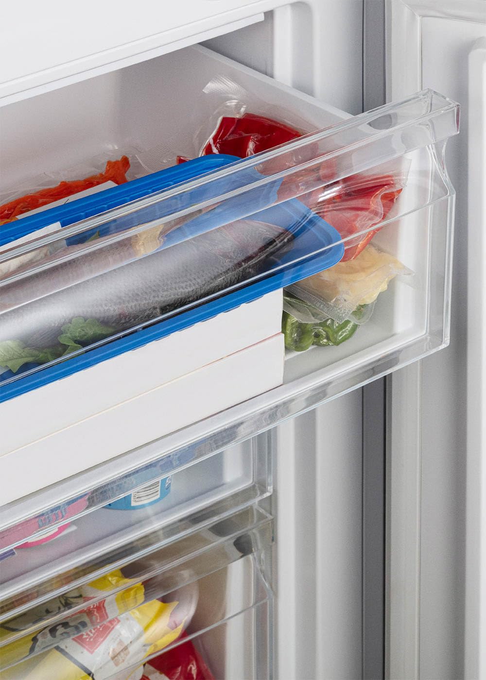 CREATE / FRIDGE STUDIO COMBI 231 / Frigorífico combi 231L negro / 54 x 57.6 x 170 cm/No frost. modo vacaciones. tratamiento antibacteriano. touch electronic. 93W
