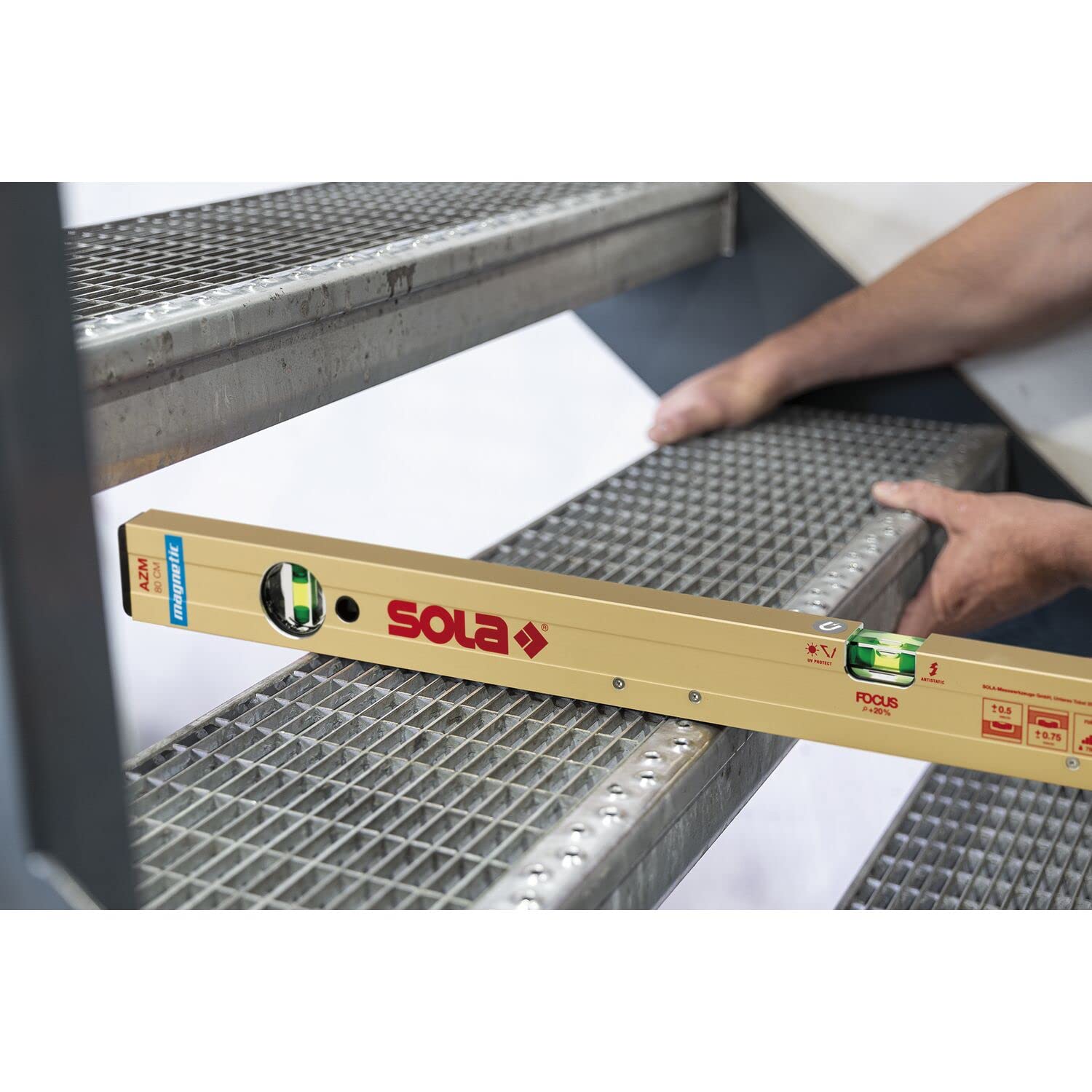 SOLA AZM 100 - Wasserwaage magnetisch 100 cm - starker Halt durch Neodym Magnete - Wasserwaage mit Magnet 100 cm - patentierte SOLA-Focus Libelle