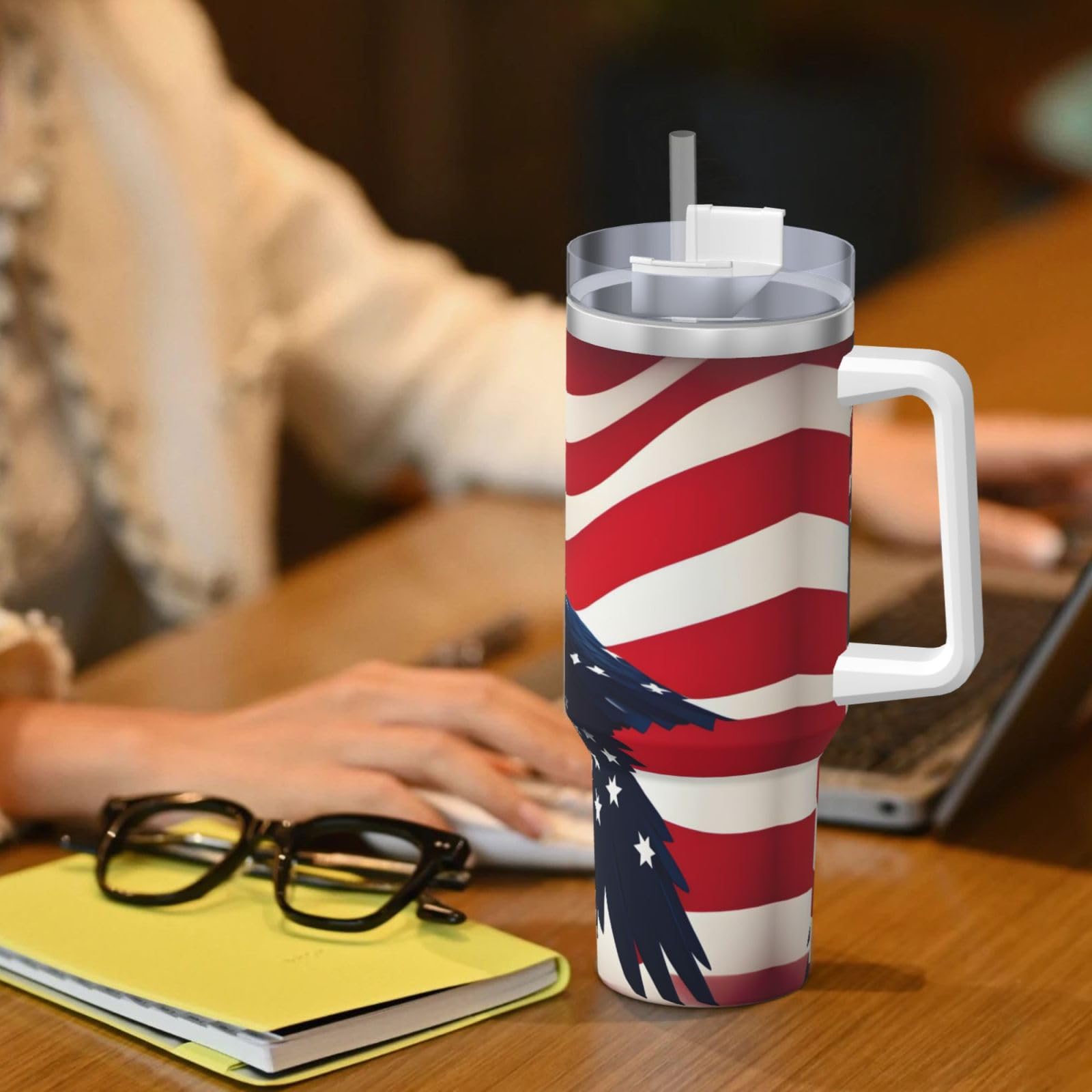 Trinkflasche mit amerikanischer Flagge, Edelstahl, doppelwandig, isoliert, mit Griff und Strohhalm-Deckel, 1,2 l