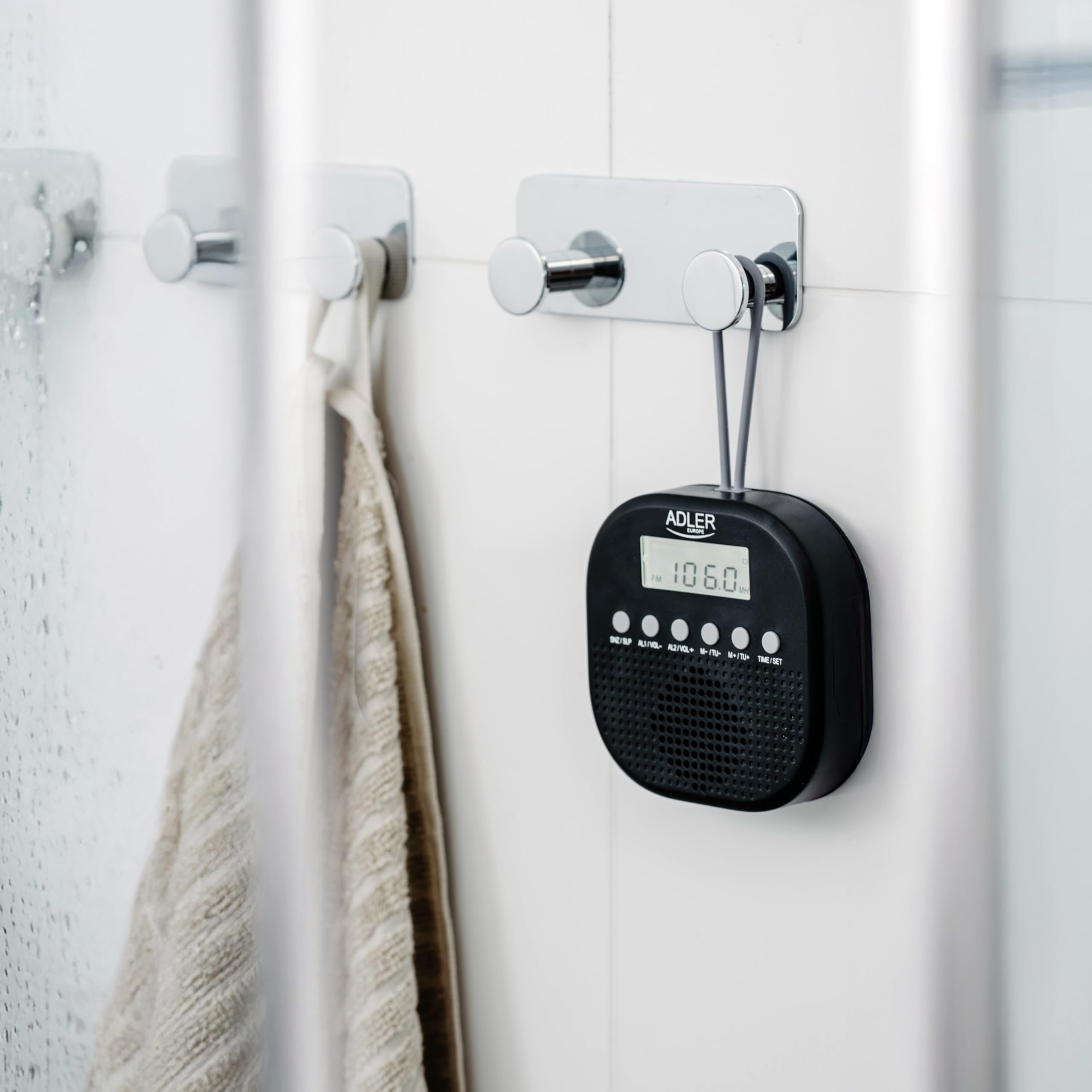 Adler Radio de Salle de Bain numérique AD 1912, IPX4 étanche, FM 87,5-108 MHz, écran LCD, Fonction Double Alarme, Fonction répétition, Crochet en Silicone Souple, Noir