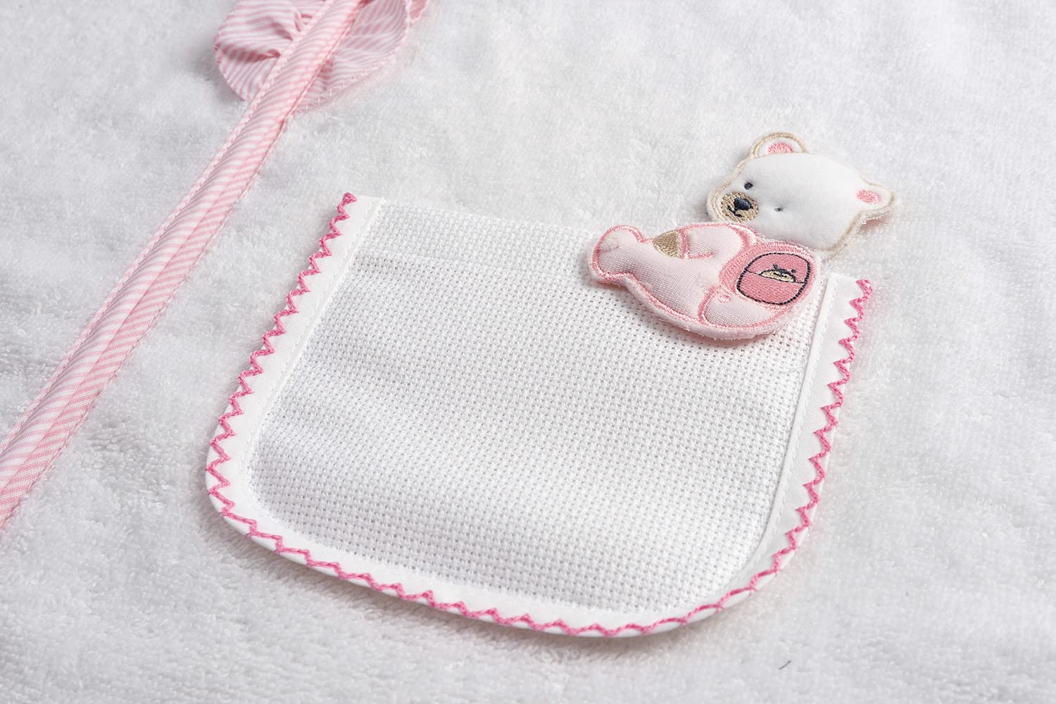 Filet - Badeponcho mit Rouche für Babys und Mädchen bis zu 2 Jahren, Bademantel mit Kapuze aus Baumwollfrottee, Tasche aus Aida zum Sticken, hergestellt in Italien, Einheitsgröße, Weiß und Rosa