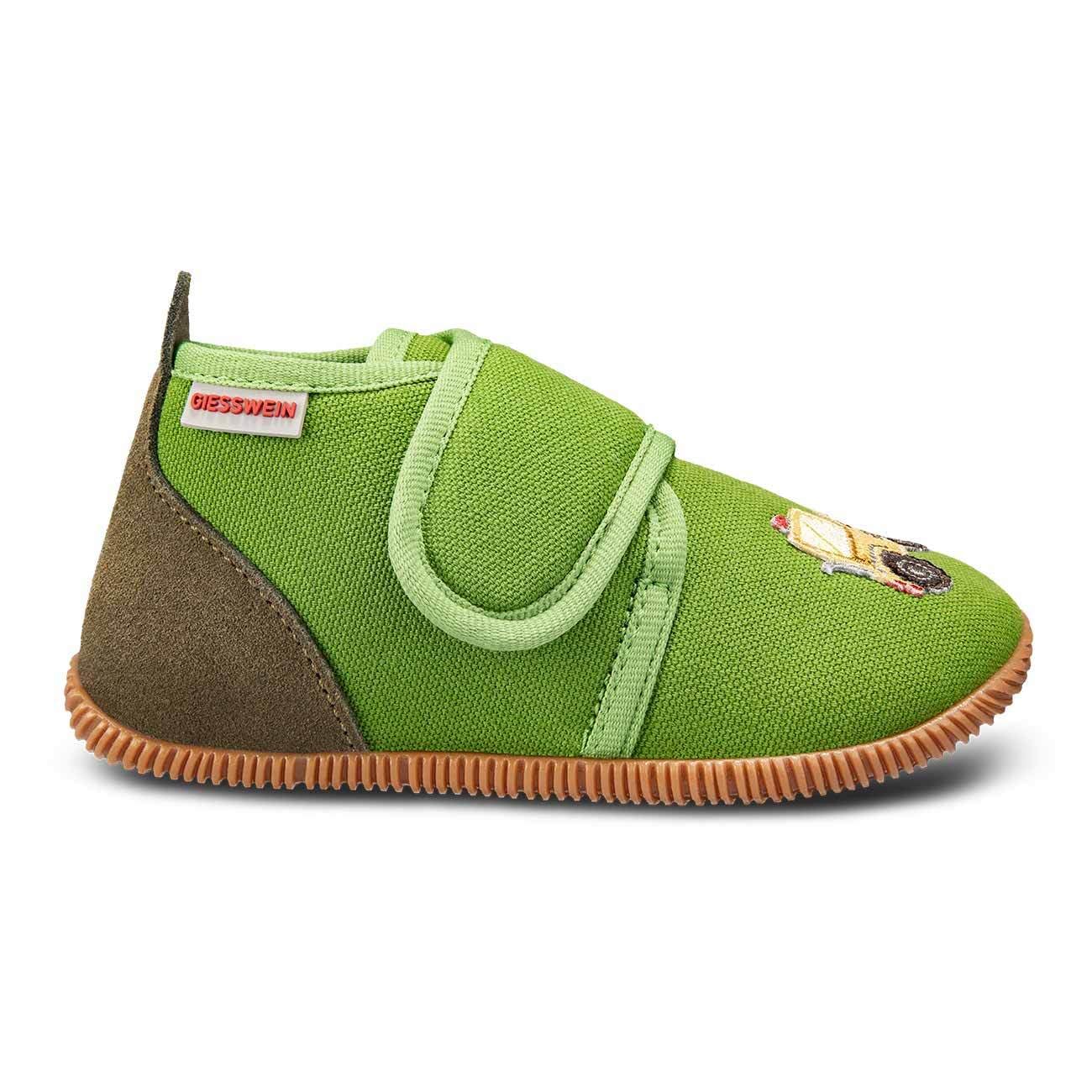 Giesswein Stromberg Slim Fit - Baumwoll-Slipper mit Traktor | Klettverschluss & rutschfeste Gummisohle – leichte Kinder Hausschlappen mit schmalem Schnitt für Jungen