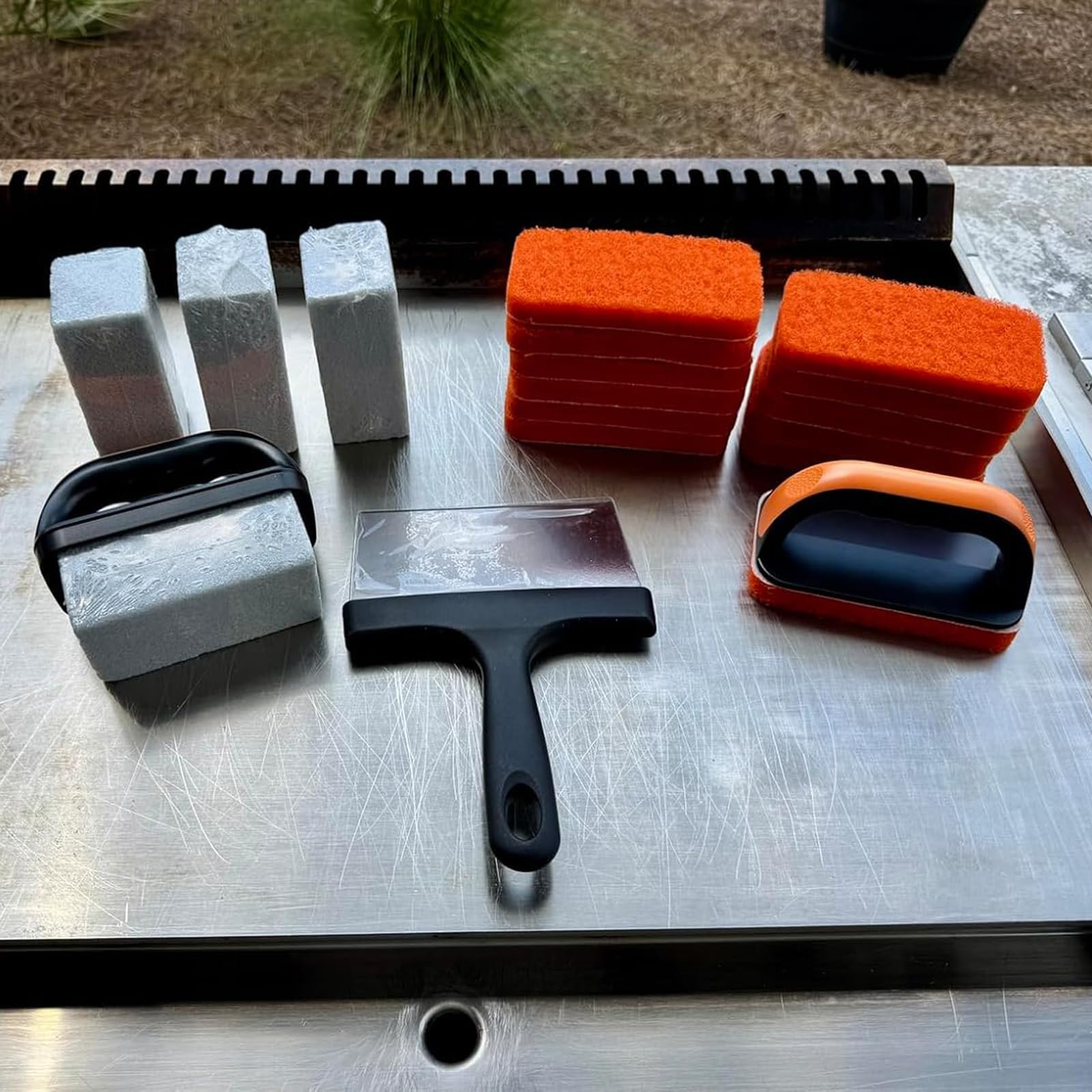 19-in-1 Grill-Reinigungsset für Blackstone-Zubehör, flache Grill-Reinigungsset mit Grillschaber, 4 Grillsteinen, Grillbürste, leicht zu entfernender Fleck – 5060