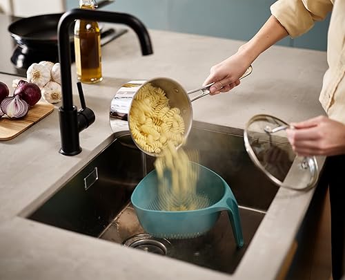 Miniatura 6 de Joseph Joseph Colador triangular Duo - Colador de alimentos con mango vertical y esquinas fáciles de verter, ópalo oscuro