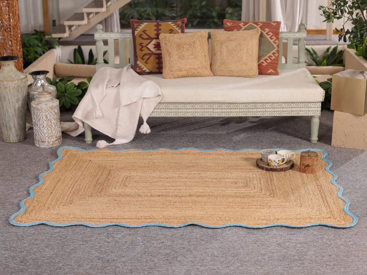 Tapis festonné bleu ciel en jute naturelle pour un salon bohème et chaleureux