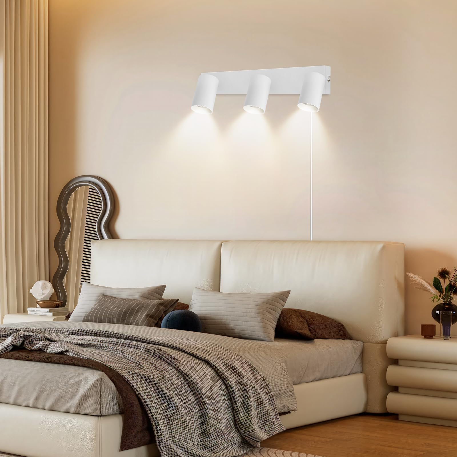 Applique Murale Intérieure avec Prise et Interrupteur 3 Spots - Blanc GU10 Lampe de Chevet Murale Moderne Tourner 350° - Lampe Murale pour Chambre Salon Couloir Peinture Murale - Sans Ampoules