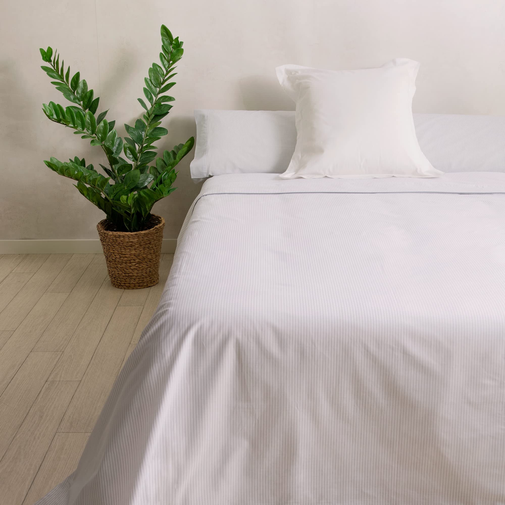 Parure de lit Kamut 150 gris en polycoton résistant au tissage soigné pour un sommeil de qualité