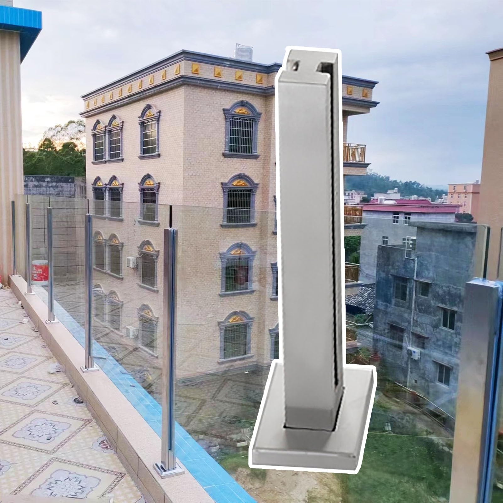 Poteau pour garde-corps en verre de balcon et terrasse extérieure