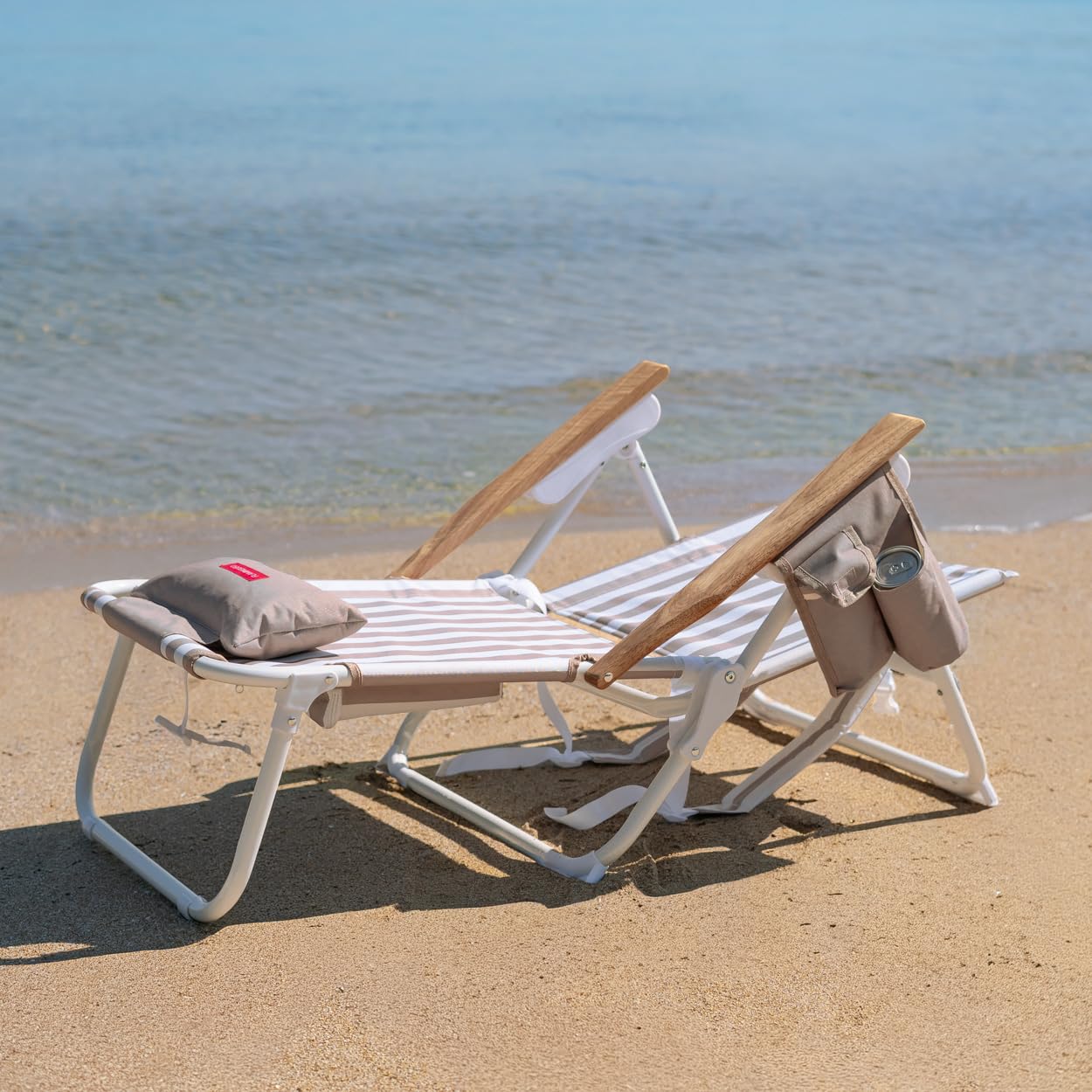 Flamingueo Chaise de Plage Pliante - 5 Positions d’Inclinaison - Poche Isotherme - Poche pour Mobile - Poignées Sac à Dos - Oreiller Ergonomique - Aluminium et Polyester - Beige