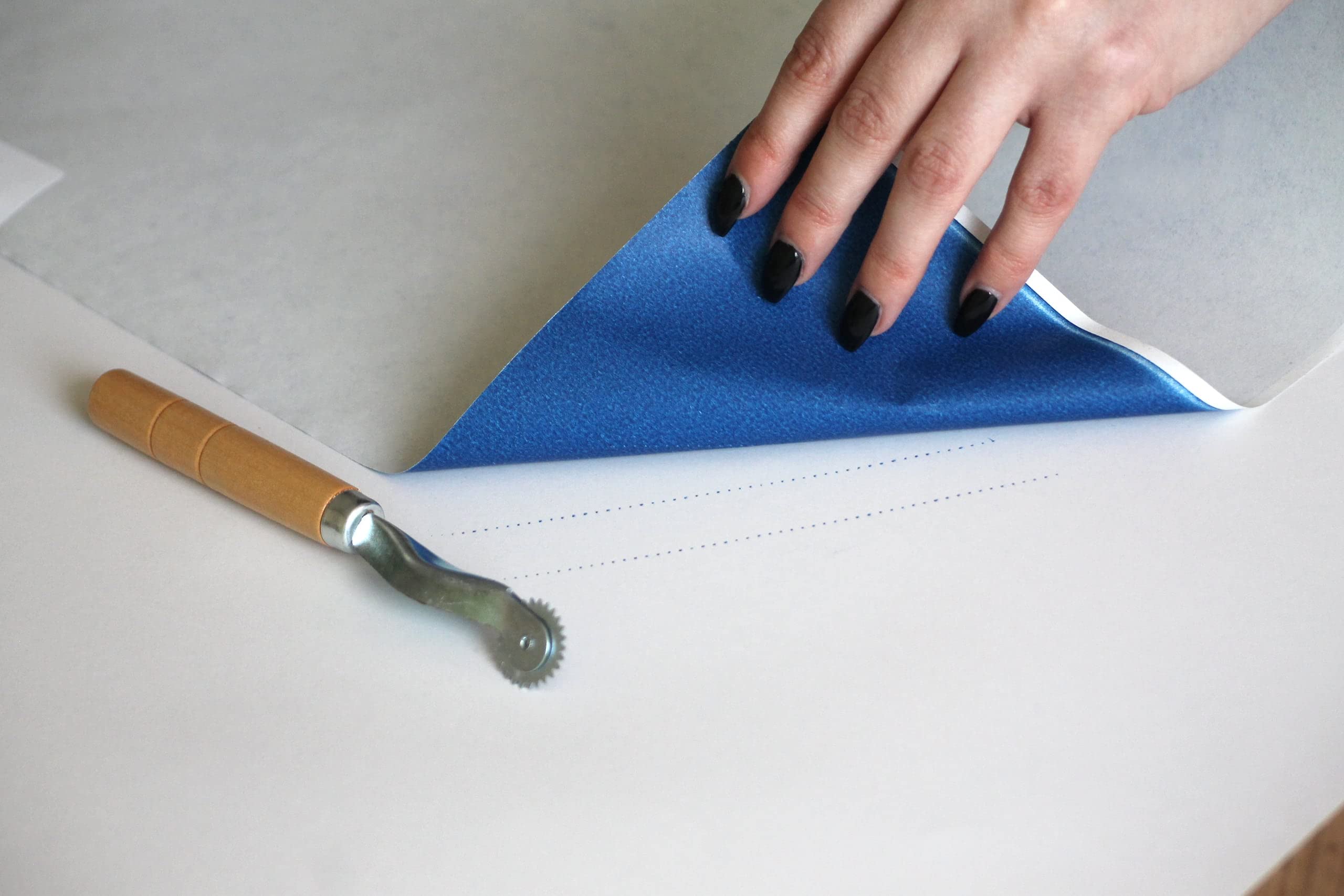 Schneiderkopierpapier Rolle – 5 m x 58 cm | Spezialpapier zum Übertragen von Schnittmustern & Markierungen | Nähzubehör für Stoff & Papier (Blau)