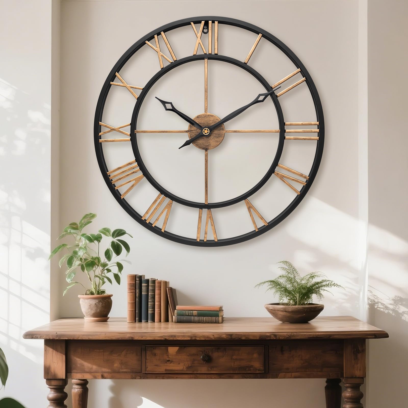 Große Wanduhr XXL 60 cm aus Metall in Gold, Vintage, Lautlos | Wanduhr Große Modern mit Römischen Ziffern, ohne Tickgeräusche, für Wohnzimmer, Küche und Büro, Ideal als Einzugsgeschenk