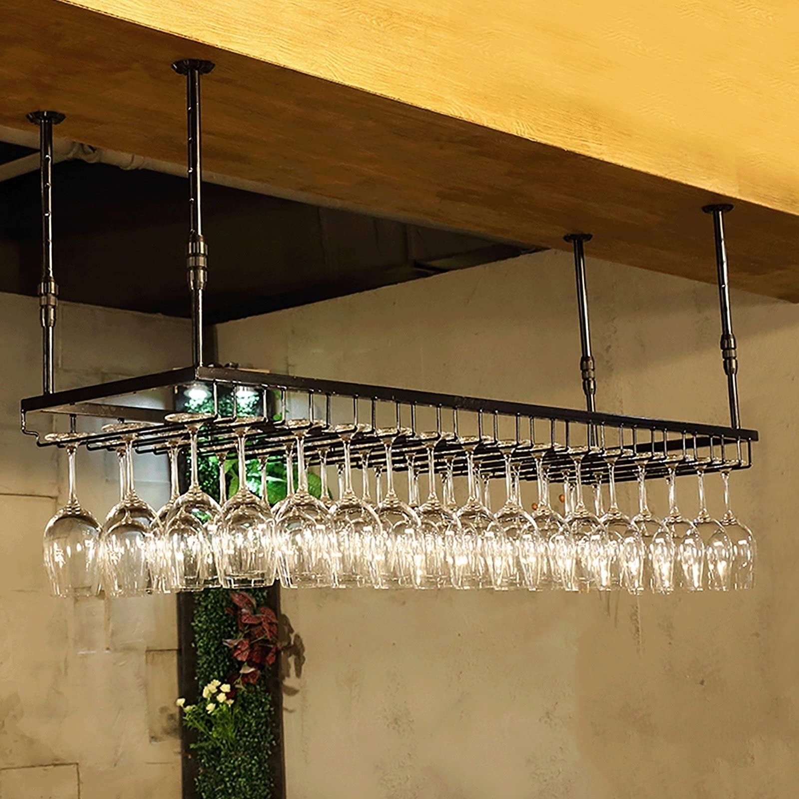 Casier à bouteilles de vin au plafond pour une décoration de cuisine moderne