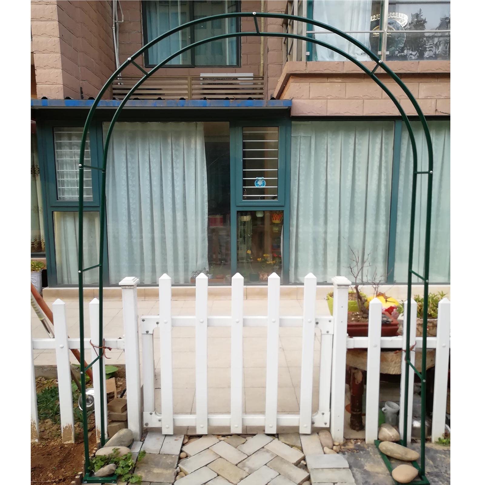 Arche de jardin en métal vert bruni pour sublimer vos mariages et allées