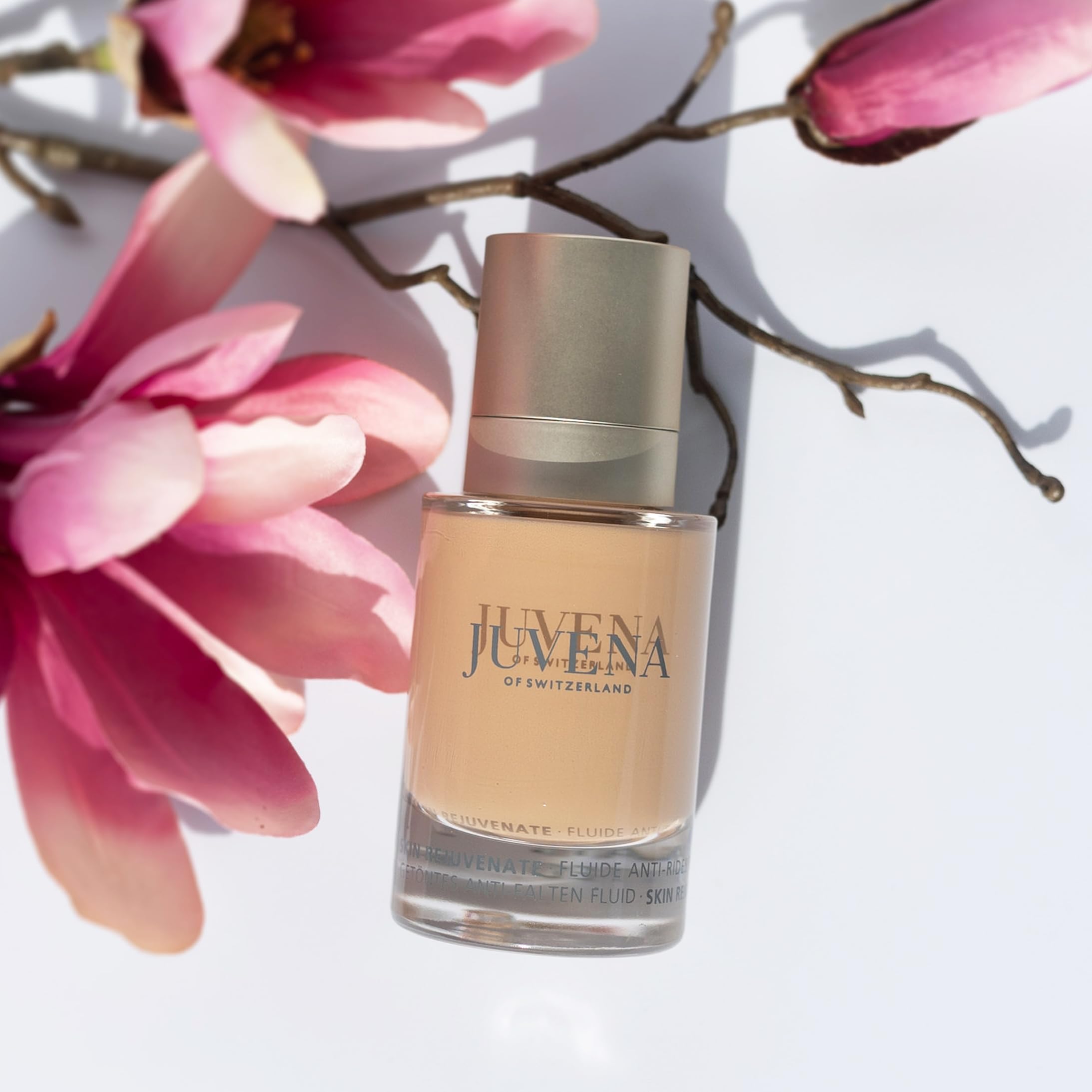 Juvena Skin Rejuvenate Delining Tinted Fluid 50 ml – Getöntes Anti-Age Fluid mit SPF 10 – Füllt Falten auf & sorgt für frischen Teint – mit Kollagen & Sheabutter – Für alle Hauttypen