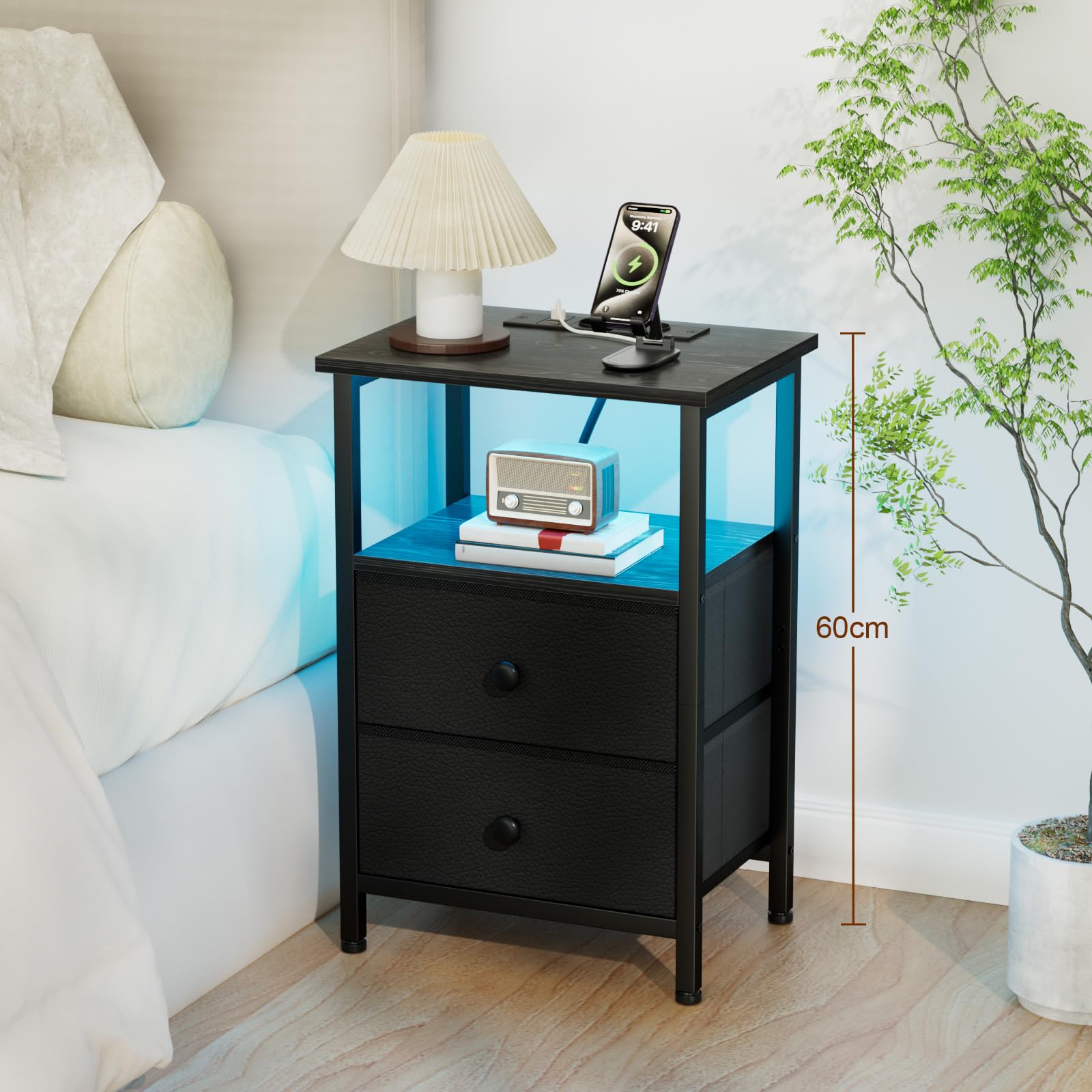 AMHANCIBLE Nachttisch mit LED-Leuchten, Beistelltisch mit Ladestation, 3-stufiger Sofatisch mit 2 Stoffschubladen, Nachtschrank aus Holz mit offenem Regal für Schlafzimmer, Wohnzimmer EHETS02BK-1