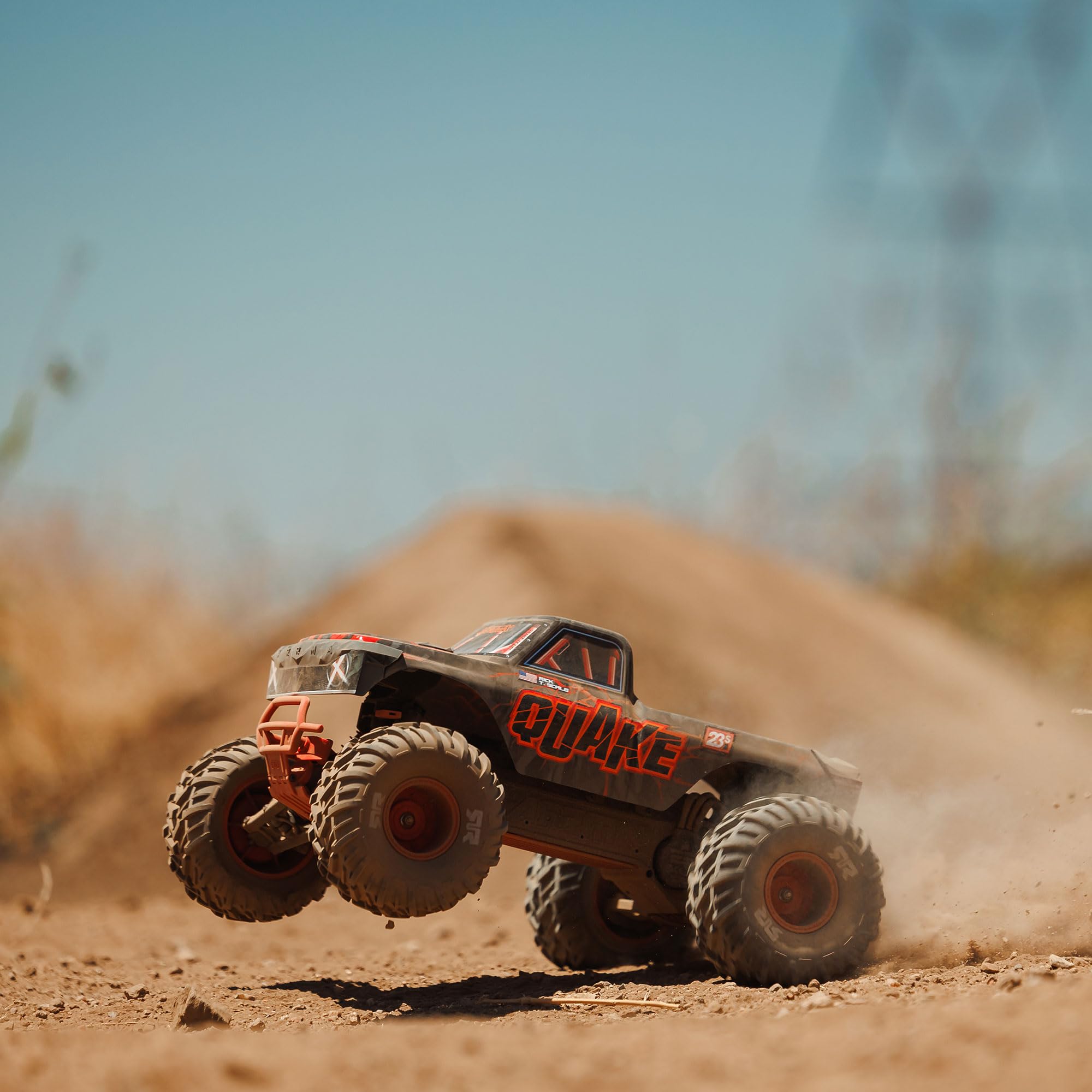 ARRMA 1:10 Quake 223S DSC 2WD RTR Brushless Monster Truck Basher – Ready-to-Run, bis 80 km/h schnell, Robustes Design, 2S/3S kompatibel, ohne Akku & Ladegerät, Rot