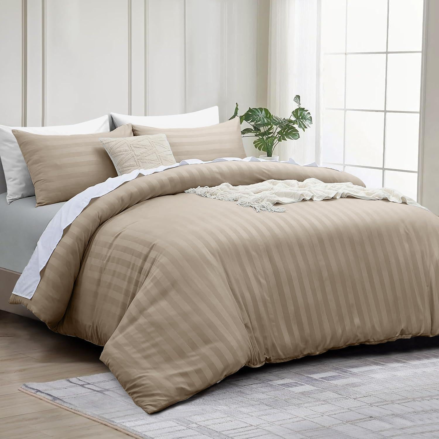 KNIGHTS BRIDGE Premium Hotel Quality Reversible Satin Stripes Duvet Cover with 2 Pillowcases, Soft Brushed Microfiber Quilt Bedding set (Beige, Single)