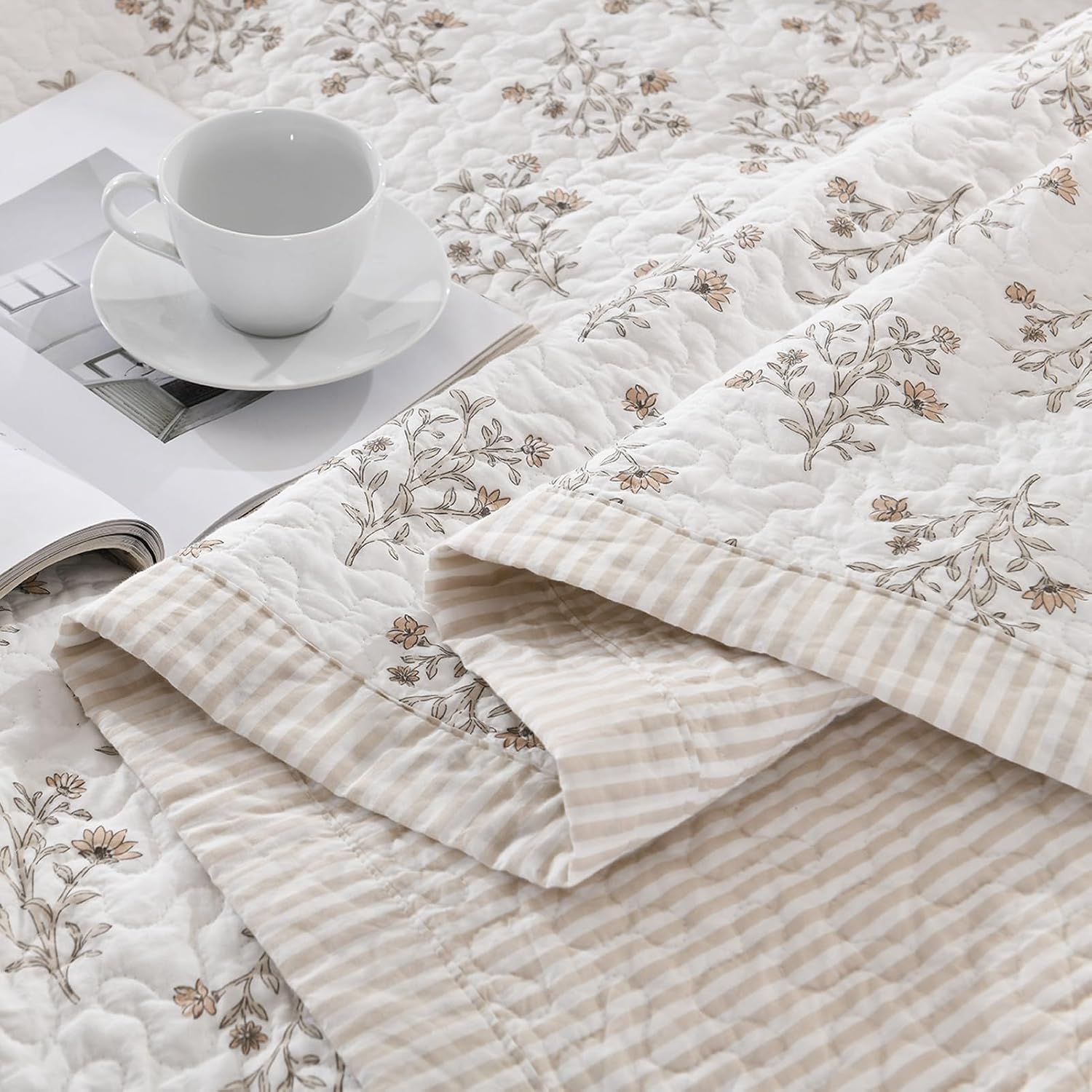 100% Cotton Quilt Set Queen Size, Queen Quilt, Floral Striped Reversible Botanical Quilted Bedspread Lightweight Comforter Bedding Set for Queen Bed, 3pcs, White/Light Camel/Gray