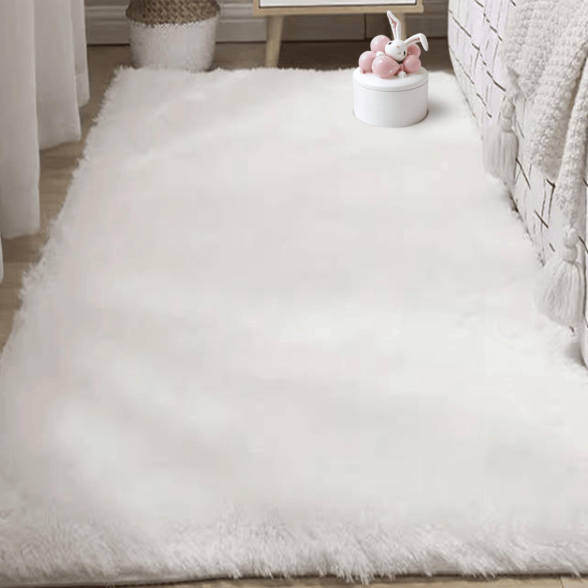 Tapis moelleux blanc pour sol froid et grand salon de style scandinave