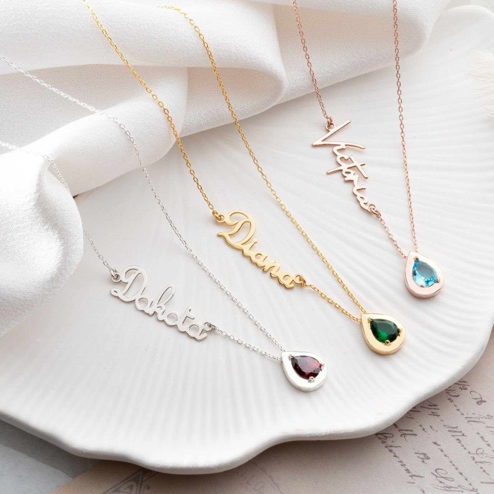 Delicato oro nome e collana con pietra portafortuna personalizzato con nome Festa della Mamma Natale anniversario compleanno