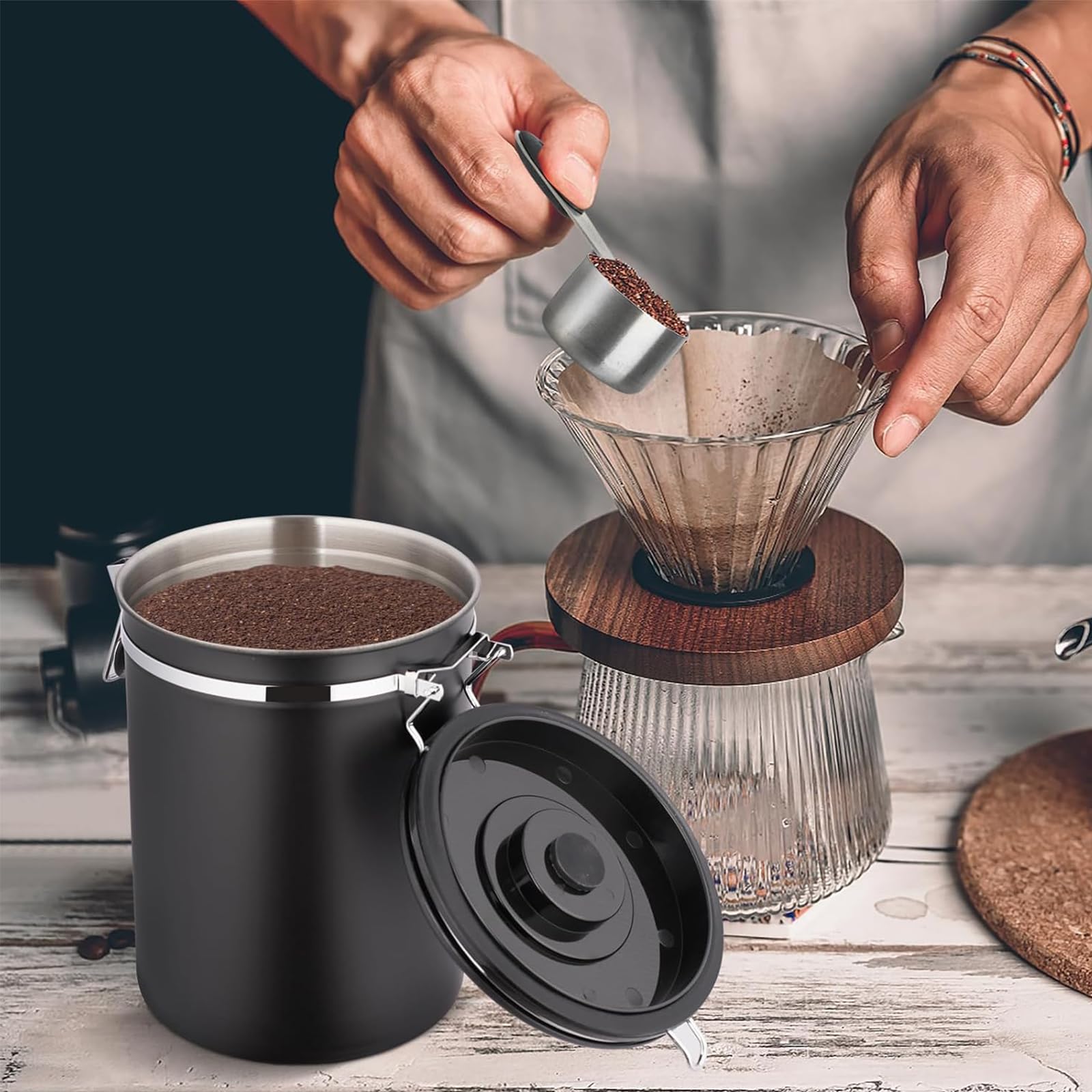Kaffeedose Luftdicht aus Edelstahl, 1,8L Kaffeedose Luftdicht, Kaffeebohnen Behälter,Kaffee Dose,Mit Messlöffel und Datumsanzeige, für Kaffeebohnen Tee Nüsse Kakao Länger und Frisch,Weiß (Schwarz)