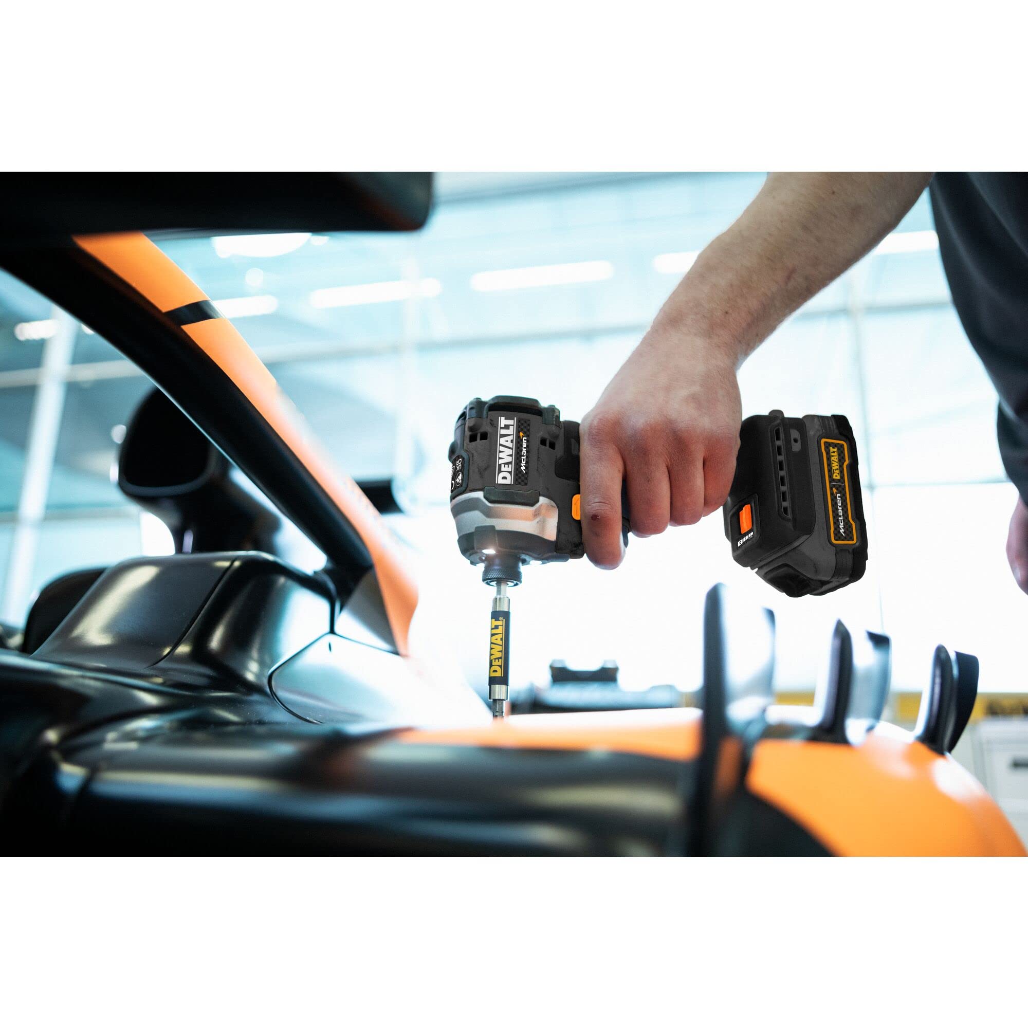 DEWALT McLaren Design - Avvitatore a percussione a batteria, DCF85ME2GT-QW, 18 V, 1,7 Ah, 1/4 pollici