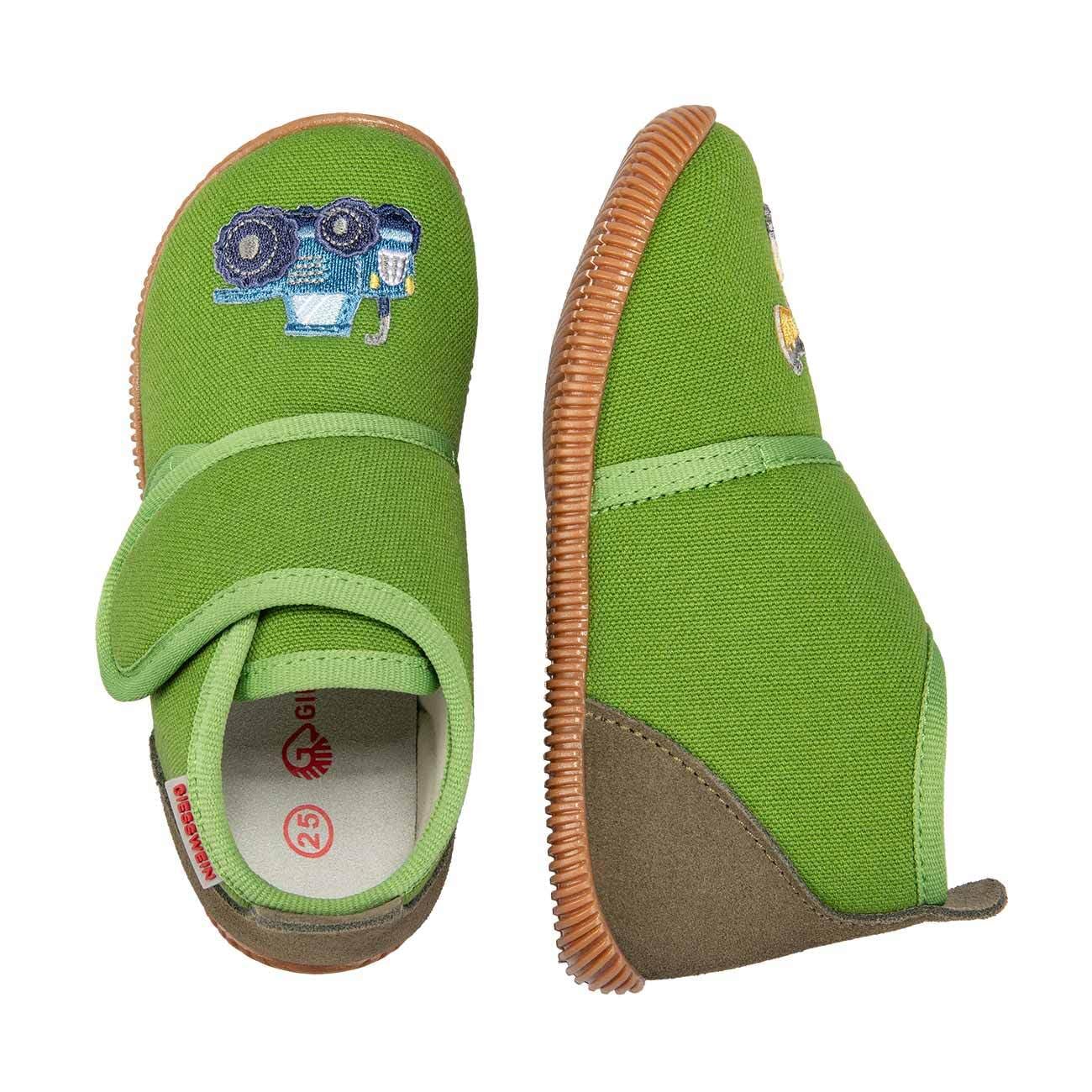Giesswein Stromberg Slim Fit - Baumwoll-Slipper mit Traktor | Klettverschluss & rutschfeste Gummisohle – leichte Kinder Hausschlappen mit schmalem Schnitt für Jungen
