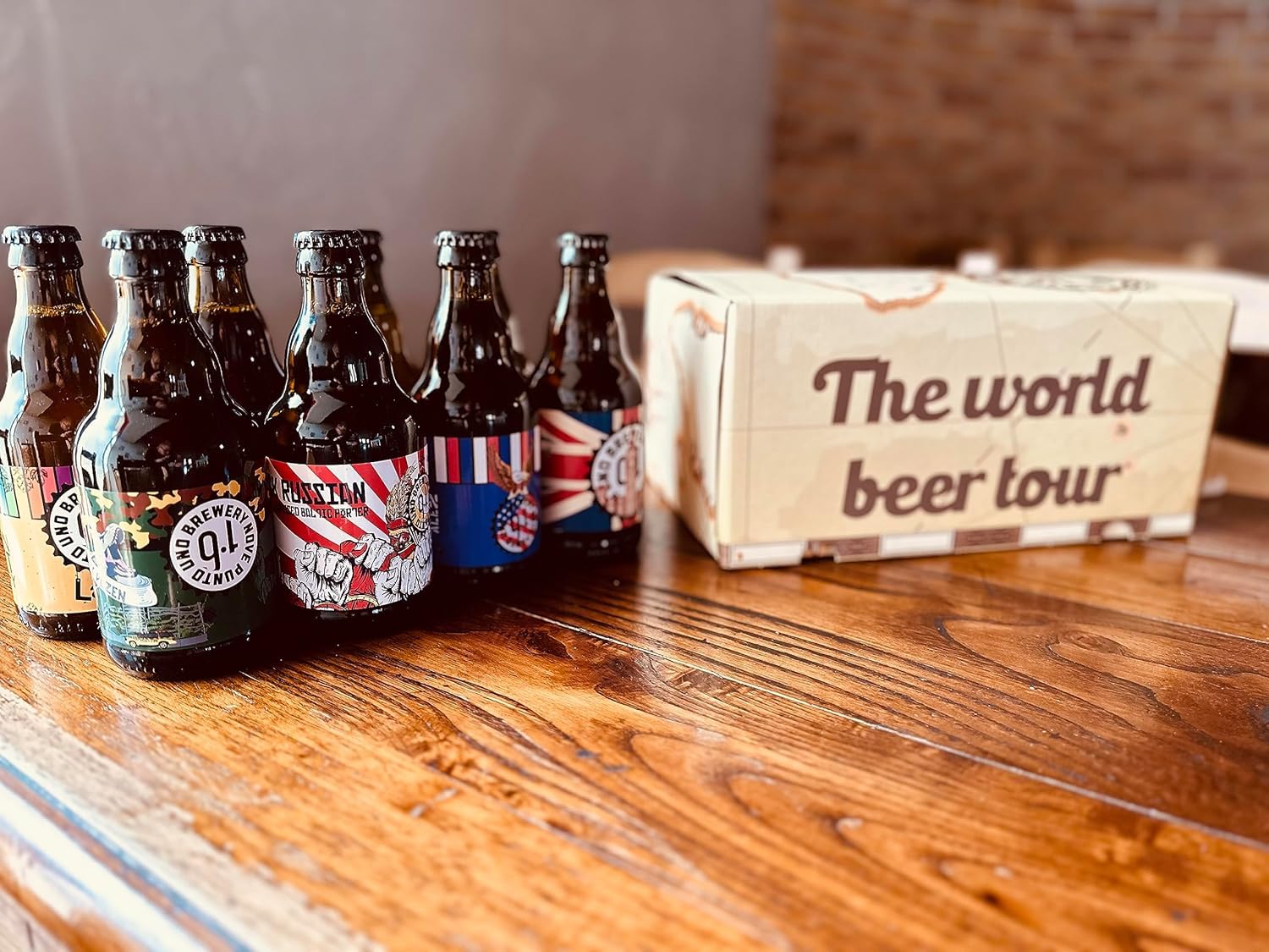 BOX DEGUSTAZIONE GIRO DEL MONDO IN 8 BIRRE - 8 bottiglie di birra artigianale Italiana da 33 cl FORMATO da 8 differenti stili di birra, 1 bottiglia per ogni stile.