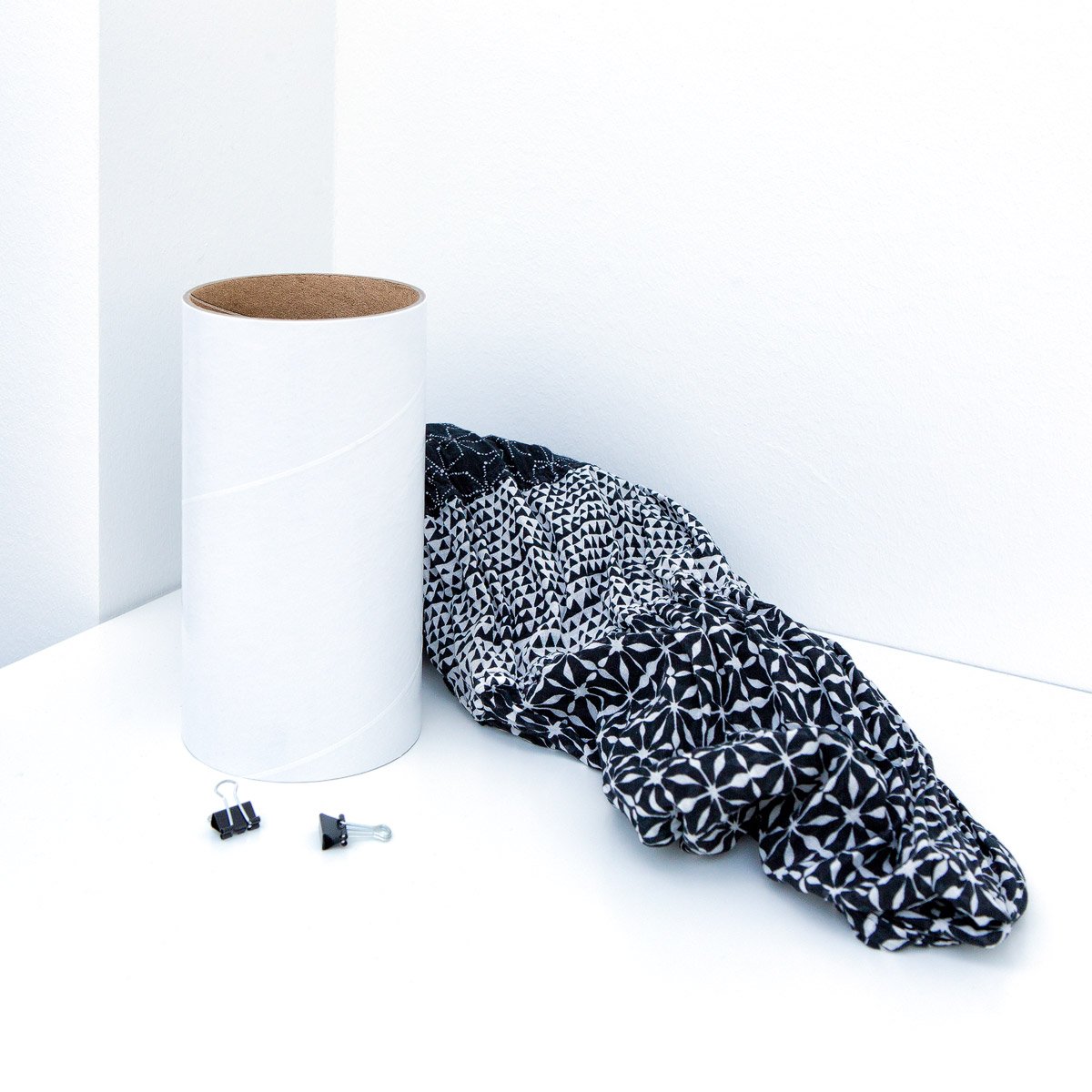 corpus delicti :: Loop – das Flexible Schalregal aus Hartpapier - Ordnungssystem und Organizer für Kleiderschrank und Regal zur Aufbewahrung von Tüchern, Schals (6 Hülsen weiß) (79.1-6er)