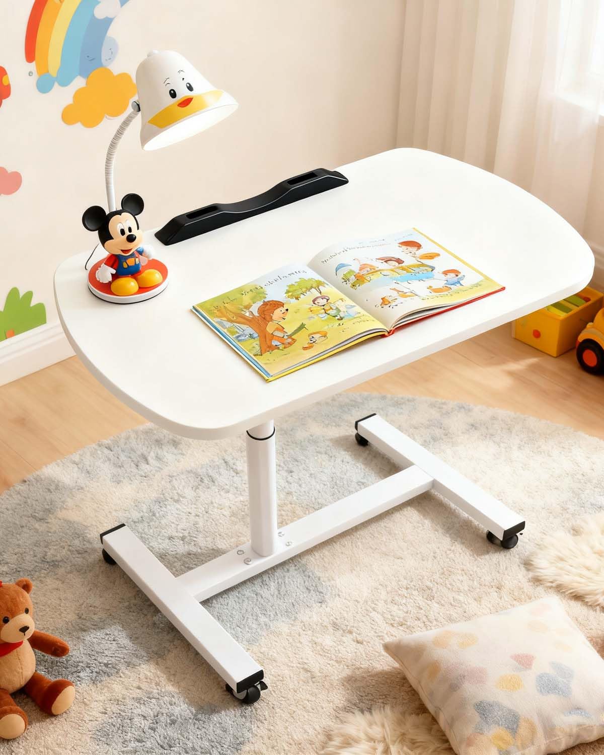 360° schwenkbarer, höhenverstellbarer TV-Tablett, Tisch mit Handy-/Tablet-Slot, rollbarer C-förmiger Beistelltisch für Couch/Bett/kleine Räume, Weiß (55,1 cm L x 32 cm B)